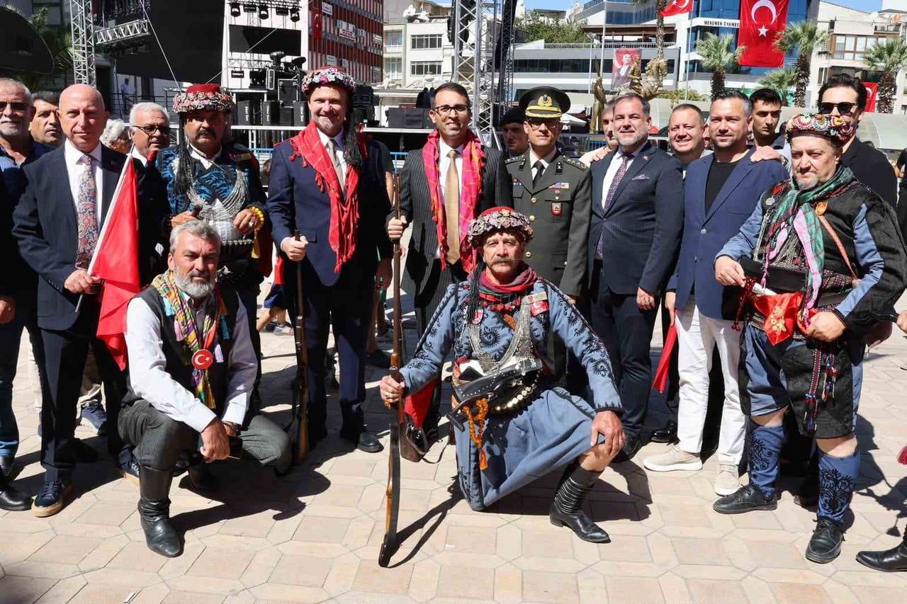 MENEMEN VE İZMİR'İN KURTULUŞUNUN 104. YIL DÖNÜMÜ İÇİN MENEMEN'DE TÖRENİN ADRESİ CUMHURİYET MEYDANI...