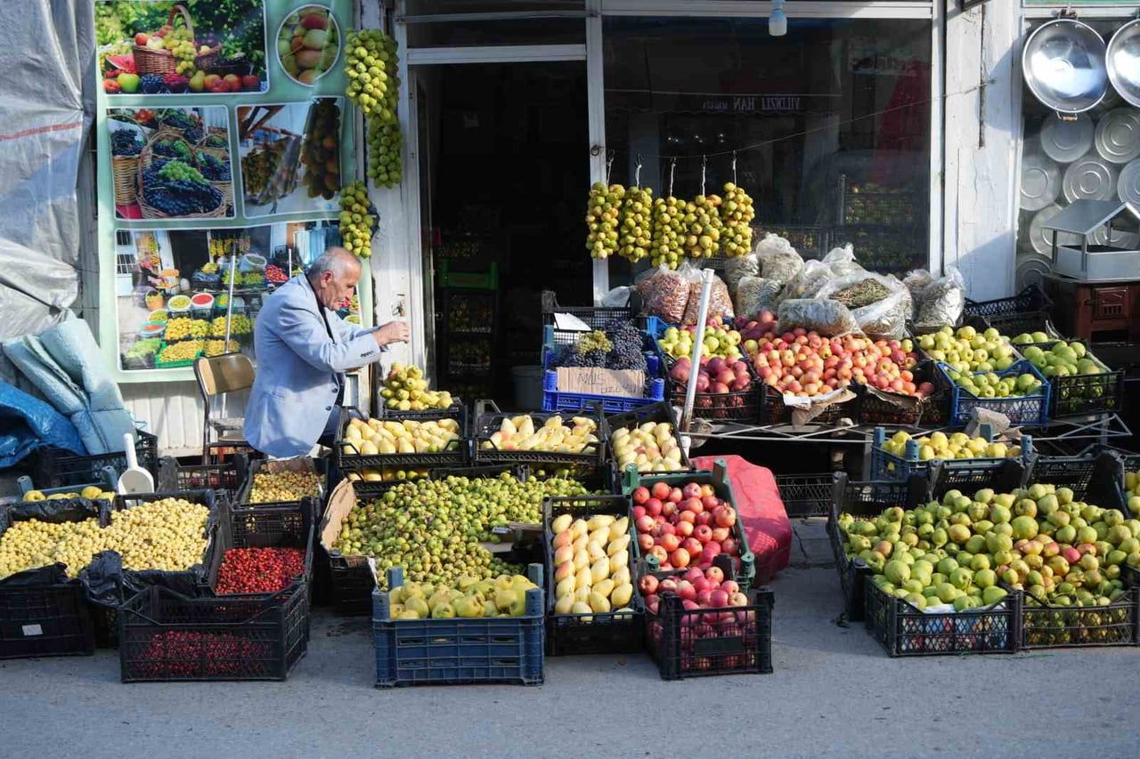 MUŞ’TA YAŞAYAN 66 YAŞINDAKİ 7 ÇOCUK BABASI İLHAN DEMİREL, YAKLAŞIK 40 YILDIR GÜZ ARMUTLARINI İPE...
