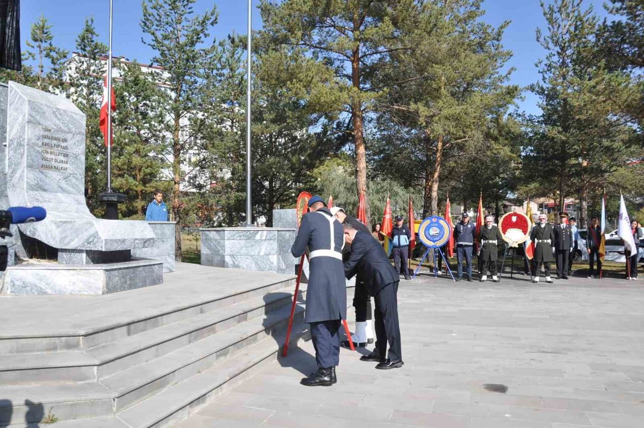 ATATÜRK'ÜN KARS'A GELİŞİNİN 102'İNCİ YIL DÖNÜMÜ KUTLANDI(KARS-İHA)