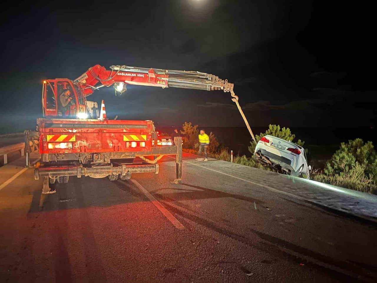 AFYONKARAHİSAR’DA TIR, OTOMOBİL VE HAFİF TİCARİ ARACIN KARIŞTIĞI ZİNCİRLEME TRAFİK KAZASINDA ŞANS...
