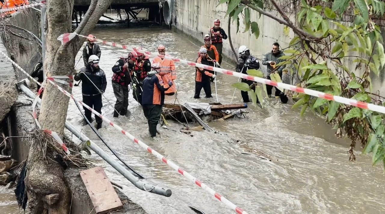 İSTANBUL’DA ÇARŞAMBA GÜNÜ ETKİLİ OLAN SAĞANAK YAĞIŞIN ARDINDAN SARIYER AYAZAĞA MAHALLESİ’NDE TAŞAN...