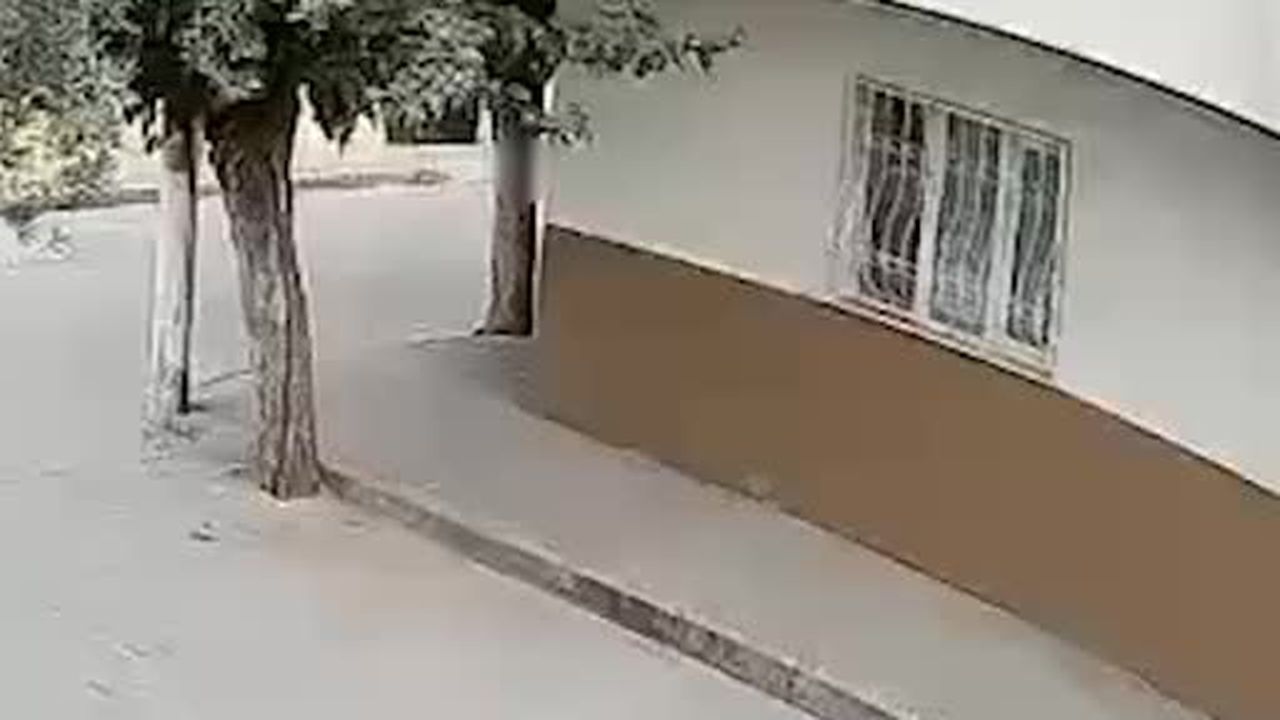 Turgutlu’da okul önünde silahlı saldırı yapan şahsın geliş ve kaçışı anları kamerada
