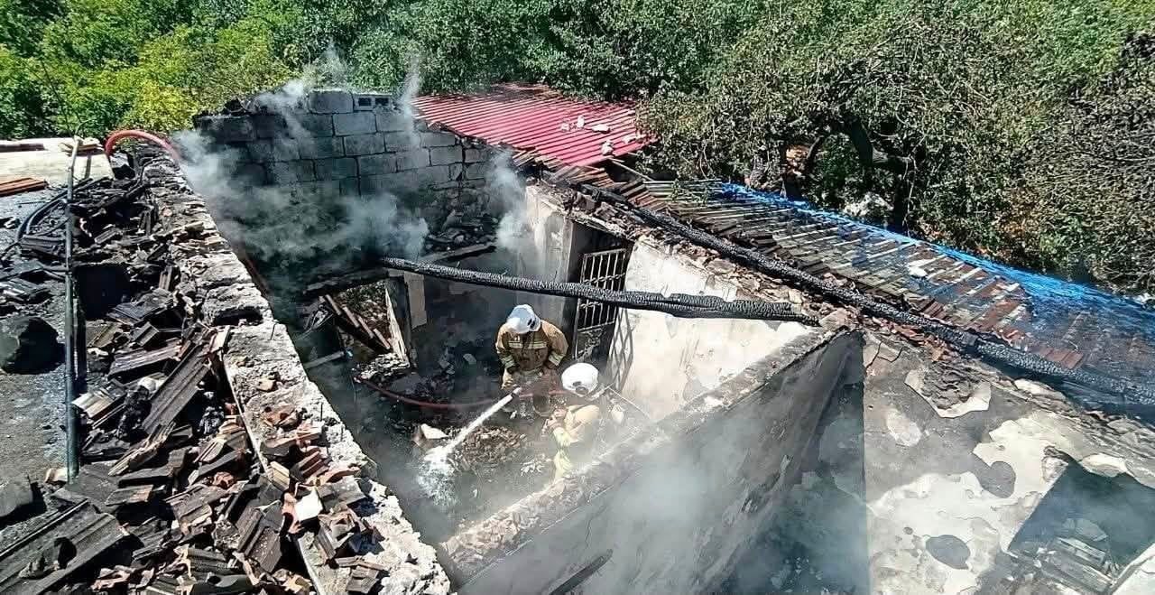 YAYLADAĞI İLÇESİ HİSARCIK MAHALLESİ’NDE ÇIKAN MESKEN YANGINI, EKİPLERİN MÜDAHALESİYLE KONTROL...