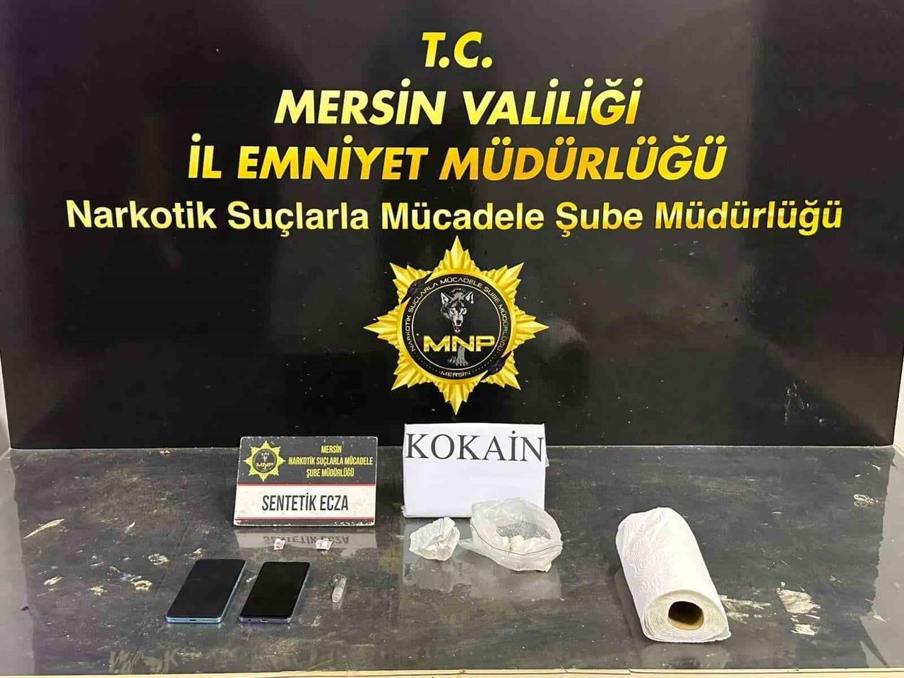 MERSİN’DE SOKAK SATICILARINA YÖNELİK DÜZENLENEN UYUŞTURUCU OPERASYONUNDA GÖZALTINA ALINAN 5...