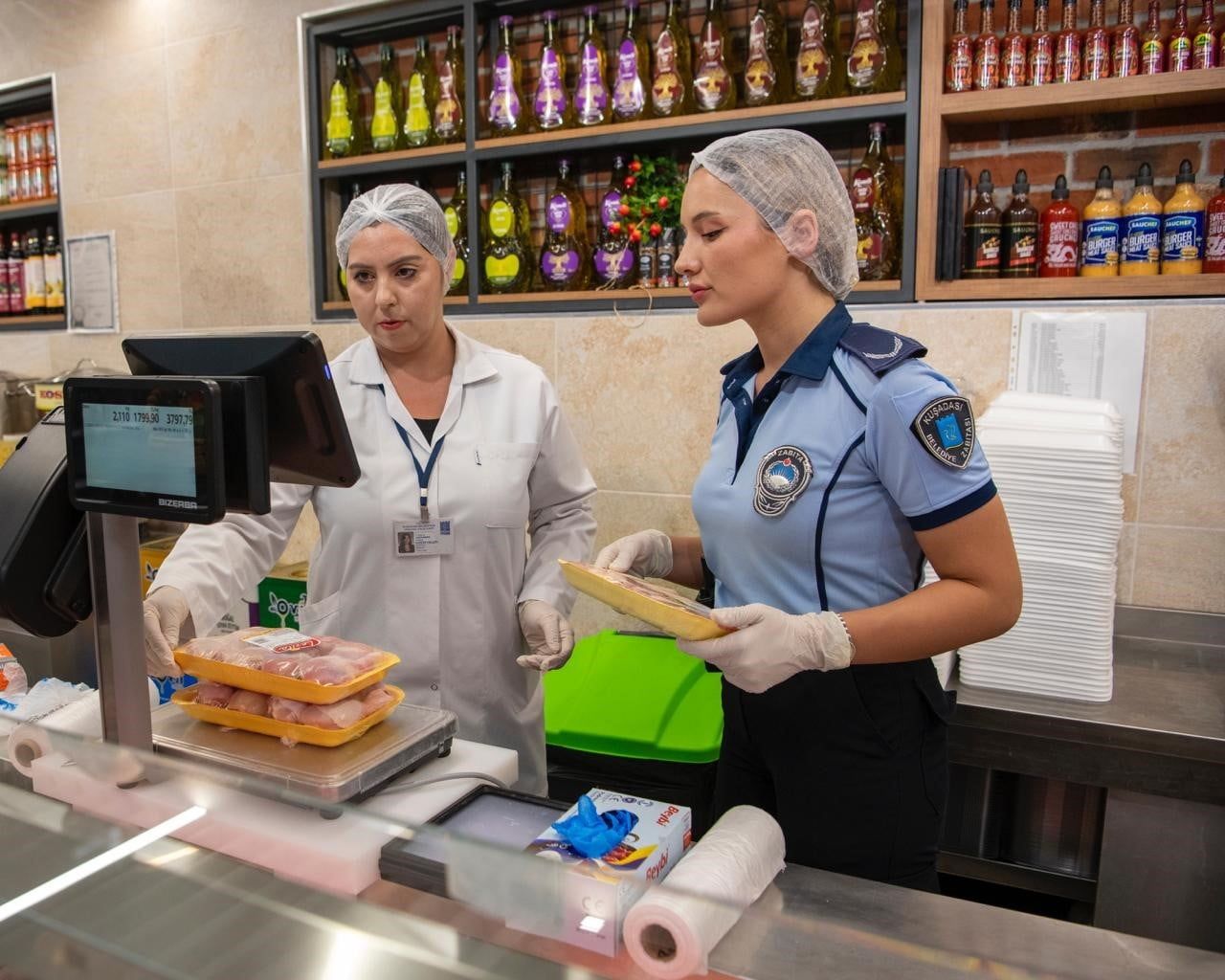 KUŞADASI BELEDİYESİ ZABITA MÜDÜRLÜĞÜ’NE BAĞLI EKİPLER, KENT GENELİNDEKİ ZİNCİR MARKETLERDE...