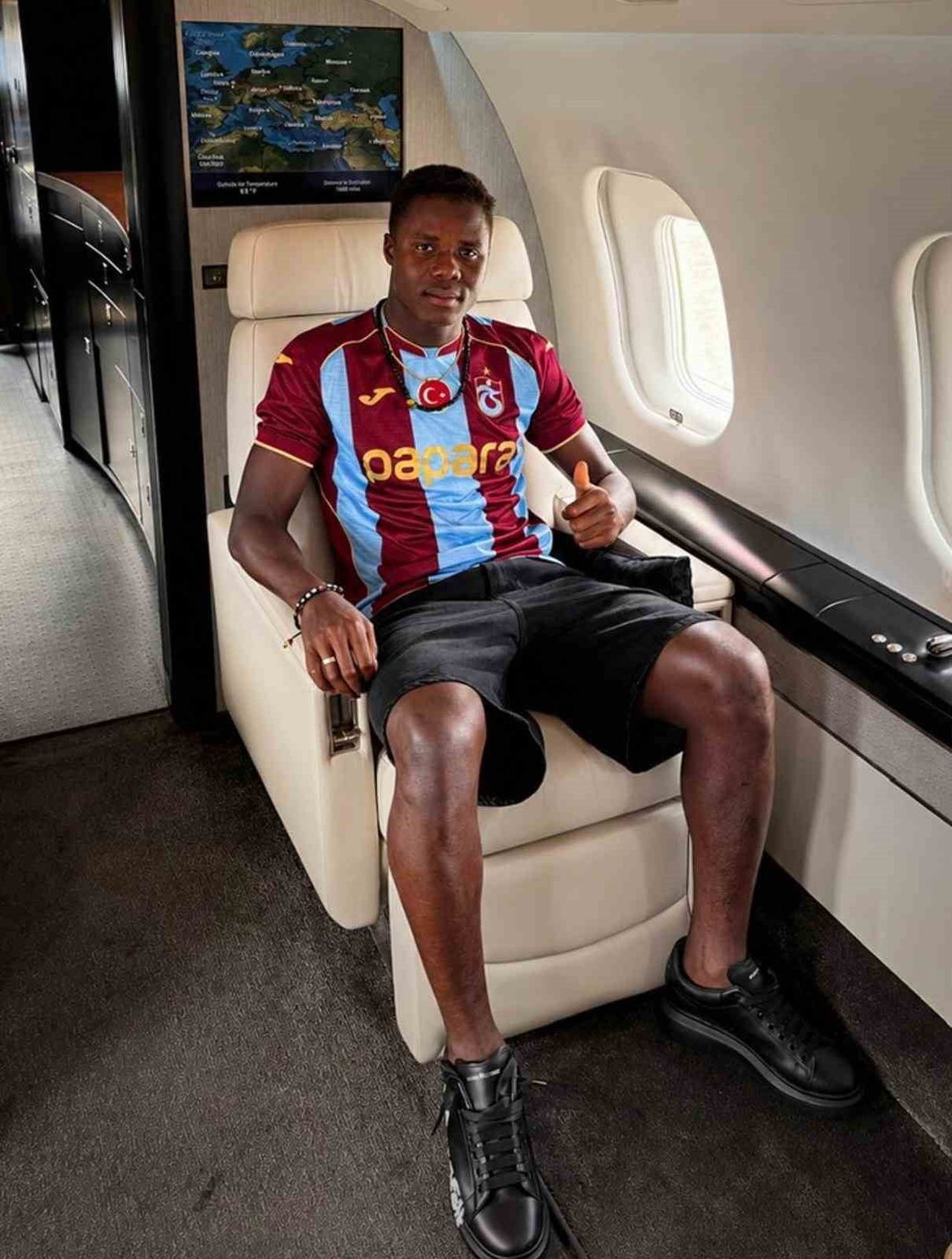 TRABZONSPOR'UN YENİ TRANSFERİ 22 YAŞINDAKİ FUTBOLCU FRANCULİNO DJU, ÖZEL UÇAKLA TRABZON'A...