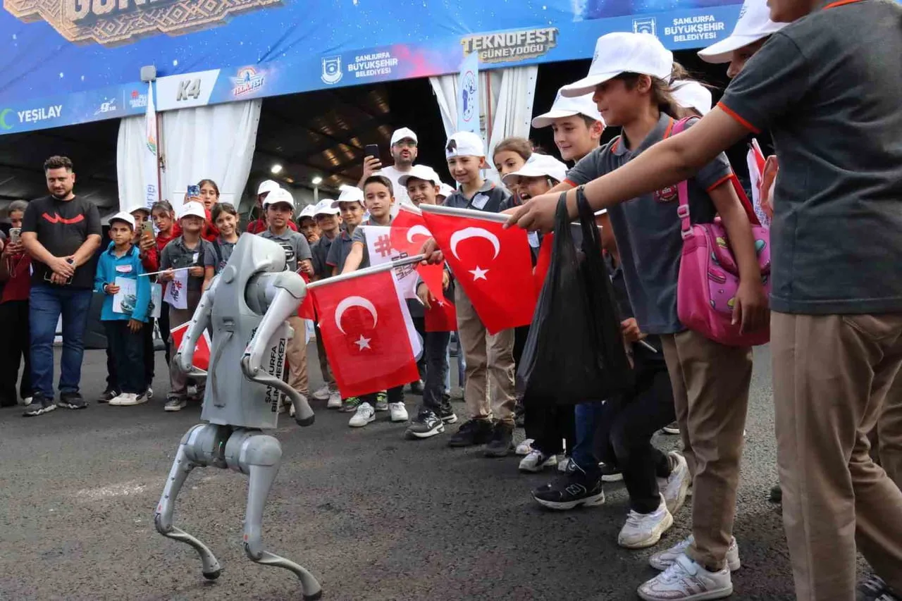 STANDI ZİYARET EDEN ÇOCUKLAR, ROBOT KÖPEĞİN GÖSTERİSİNİ İLGİYLE İZLEDİ.
