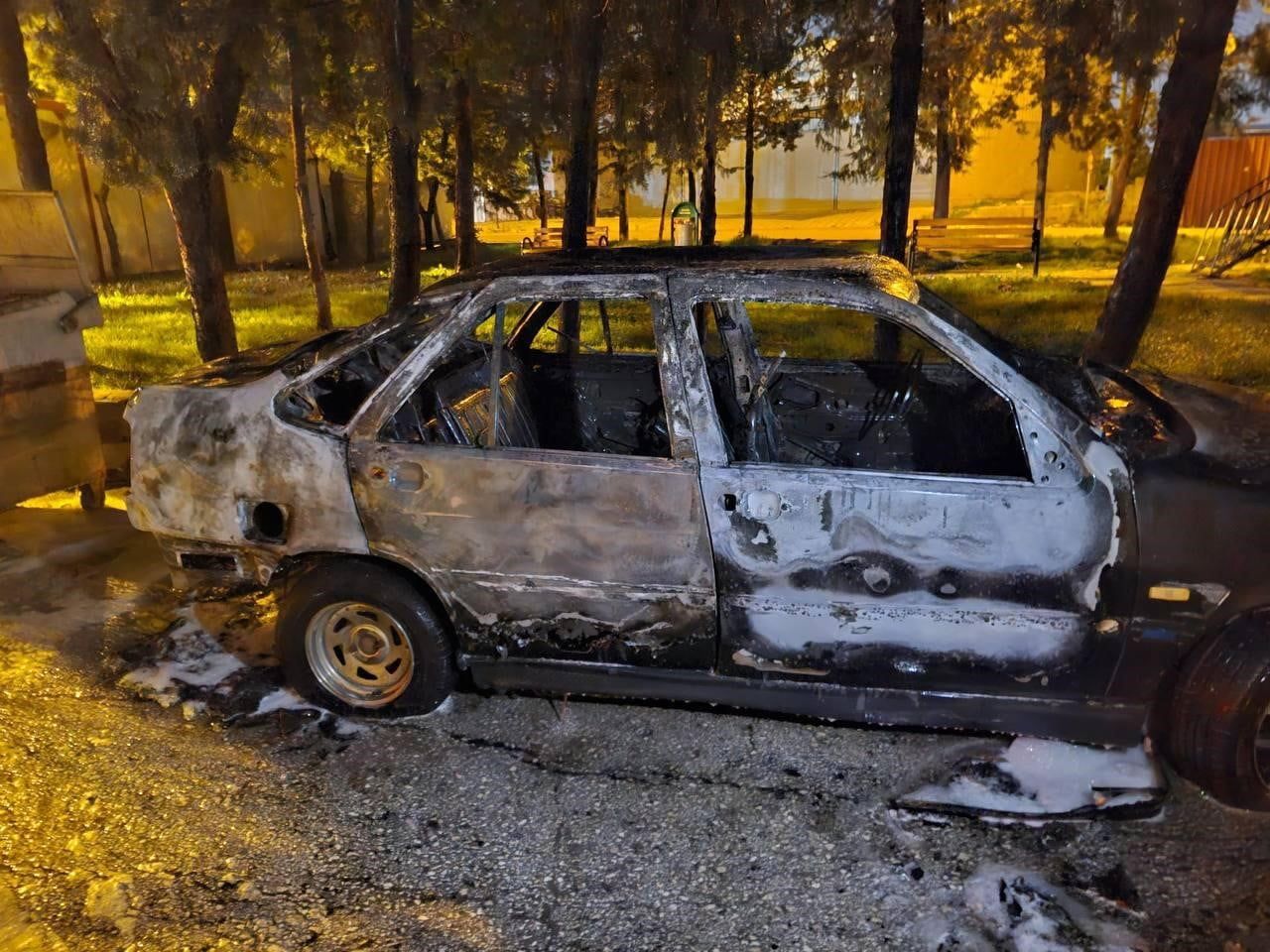 ALEVLERE TESLİM OLAN OTOMOBİL YANARAK KULLANILMAZ HALE GELDİ