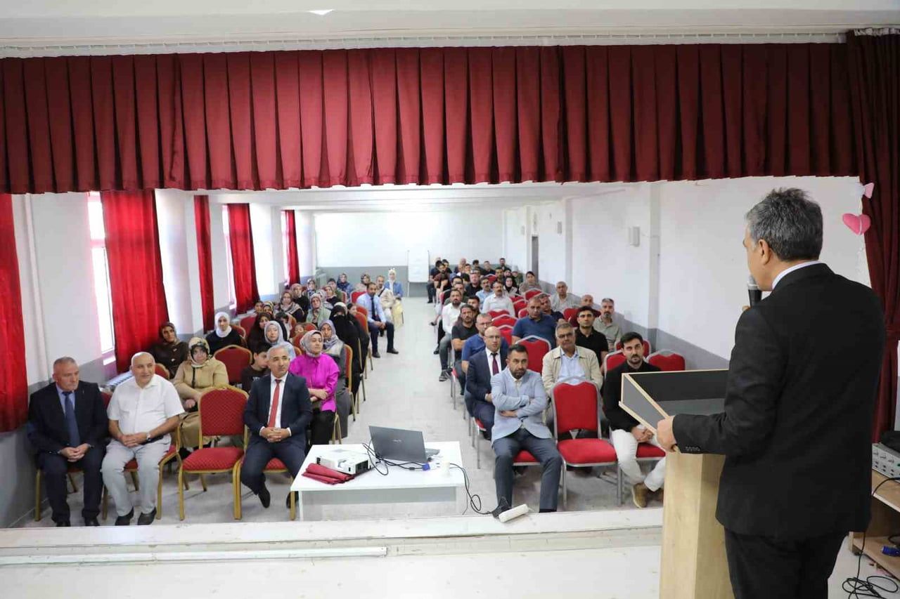 AĞRI İL MİLLİ EĞİTİM MÜDÜRÜ ABDULHALUK ÇAKAN, UYUM HAFTASI KAPSAMINDA 75. YIL ORTAOKULUNU ZİYARET...