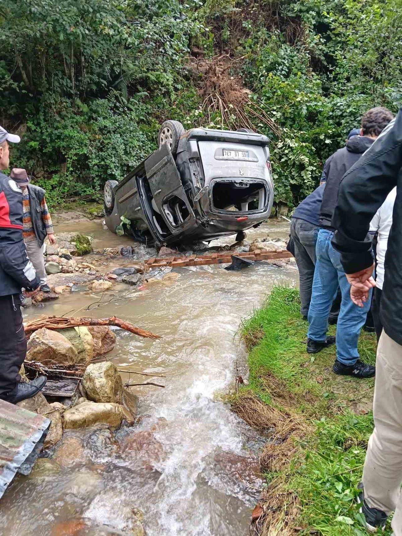 TRABZON’UN ŞALPAZARI İLÇESİNDE BİR ARACIN DEREYE UÇMASI SONUCU MEYDANA GELEN TRAFİK KAZASINDA 3’Ü...