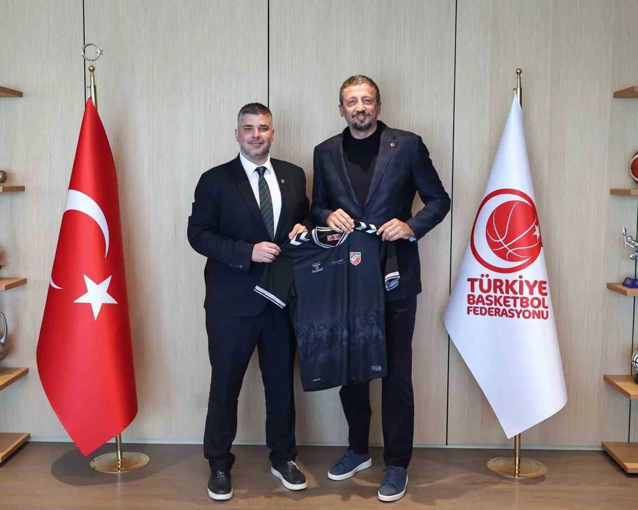 KARŞIYAKA’DAN TBF’YE ZİYARET (SOLDAKİ KARŞIYAKA SPOR KULÜBÜ BAŞKANI YİĞİT TUSDER, SAĞDAKİ TÜRKİYE...
