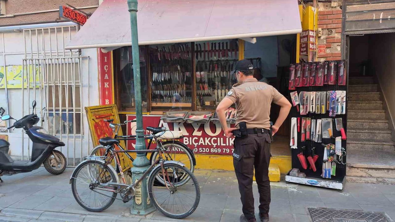 ESKİŞEHİR'DE BİR DÜKKANIN BODRUM KATINA DÜŞEREK BAŞINDAN YARALANAN 74 YAŞINDAKİ YAŞLI ADAM...