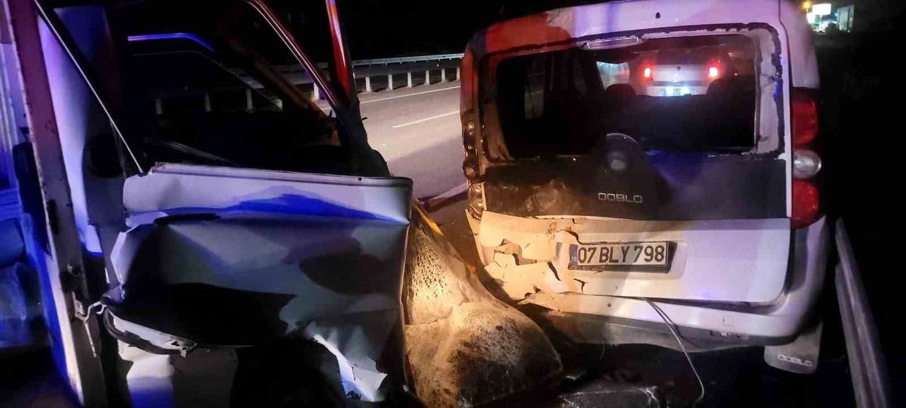 ANTALYA’NIN ALANYA İLÇESİNDE KAMYONETİN YOL KENARINDAKİ HAFİF TİCARİ OTOMOBİLE ÇARPMASI SONUCU...