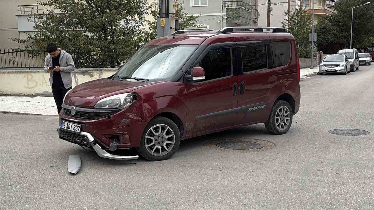 ÇORUM'DA HAFİF TİCARİ ARAÇ İLE ÜÇ TEKERLEKLİ ELEKTRİKLİ MOTOSİKLETİN ÇARPIŞTIĞI KAZADA 1'İ ÇOCUK 2...