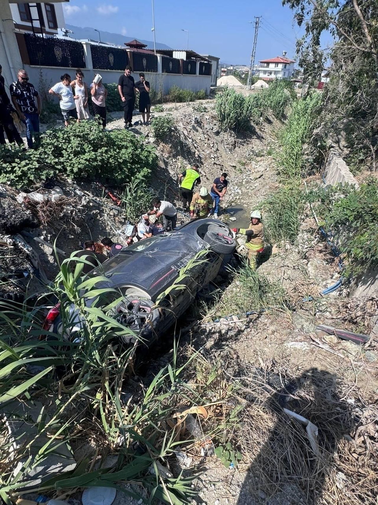 SAMANDAĞ’DA MEYDANA GELEN TRAFİK KAZASINDA YARALANAN 2 KİŞİ, EKİPLERİN MÜDAHALESİNİN ARDINDAN...