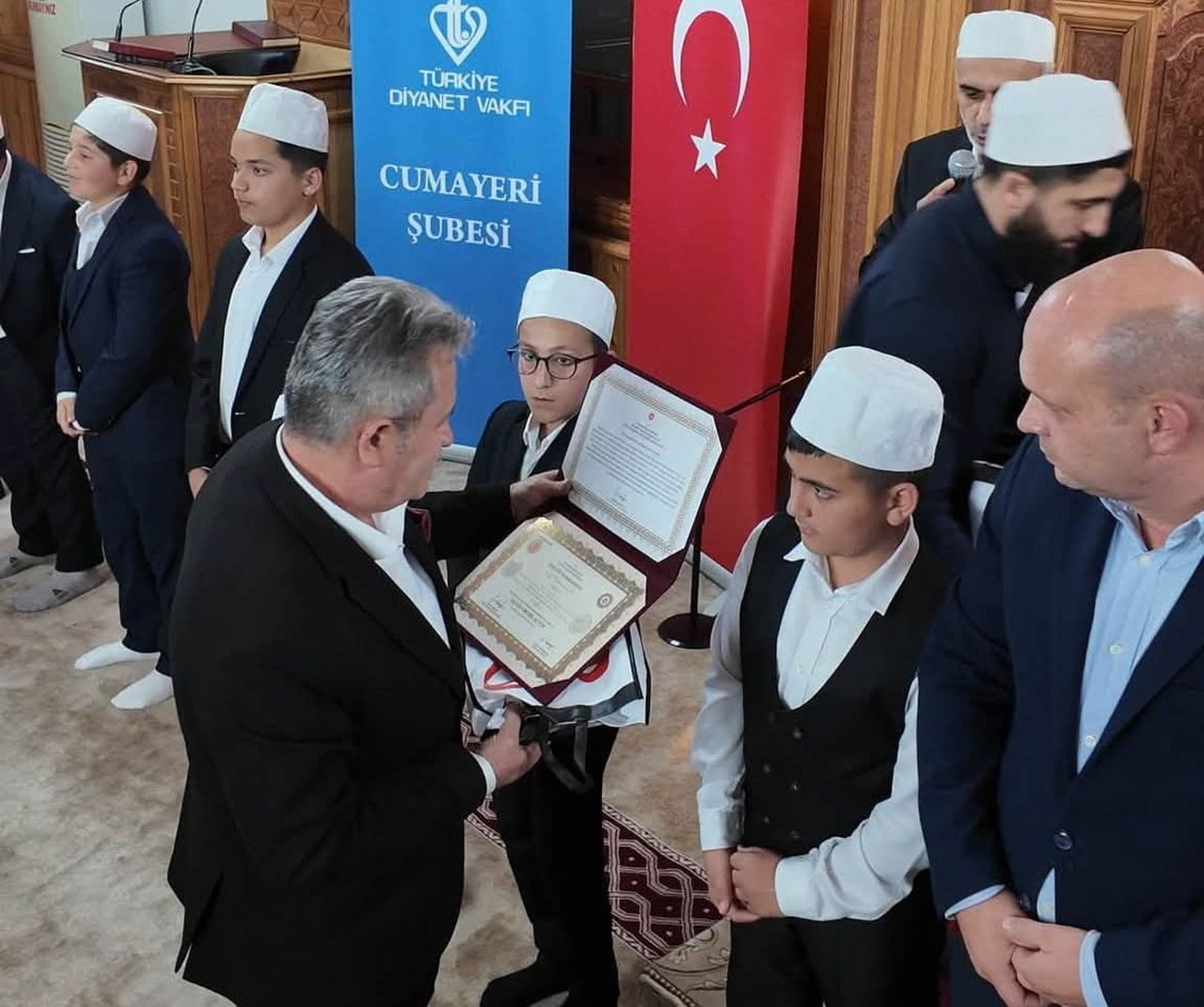 CAMİLER VE DİN GÖREVLİLERİ HAFTASI KAPSAMINDA CUMAYERİ MERKEZ CAMİİ’NDE DÜZENLENEN PROGRAMDA...