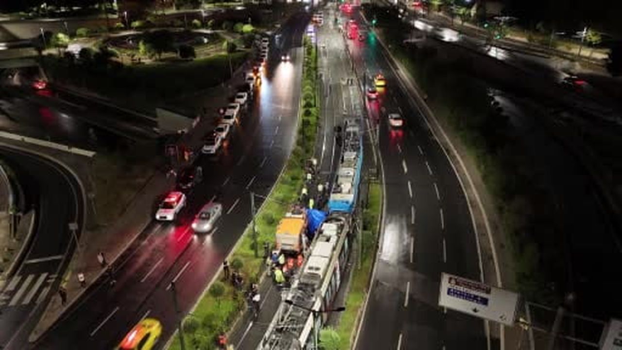 Zeytinburnu’nda 9 kişinin yaralandığı tramvay kazası böyle görüntülendi