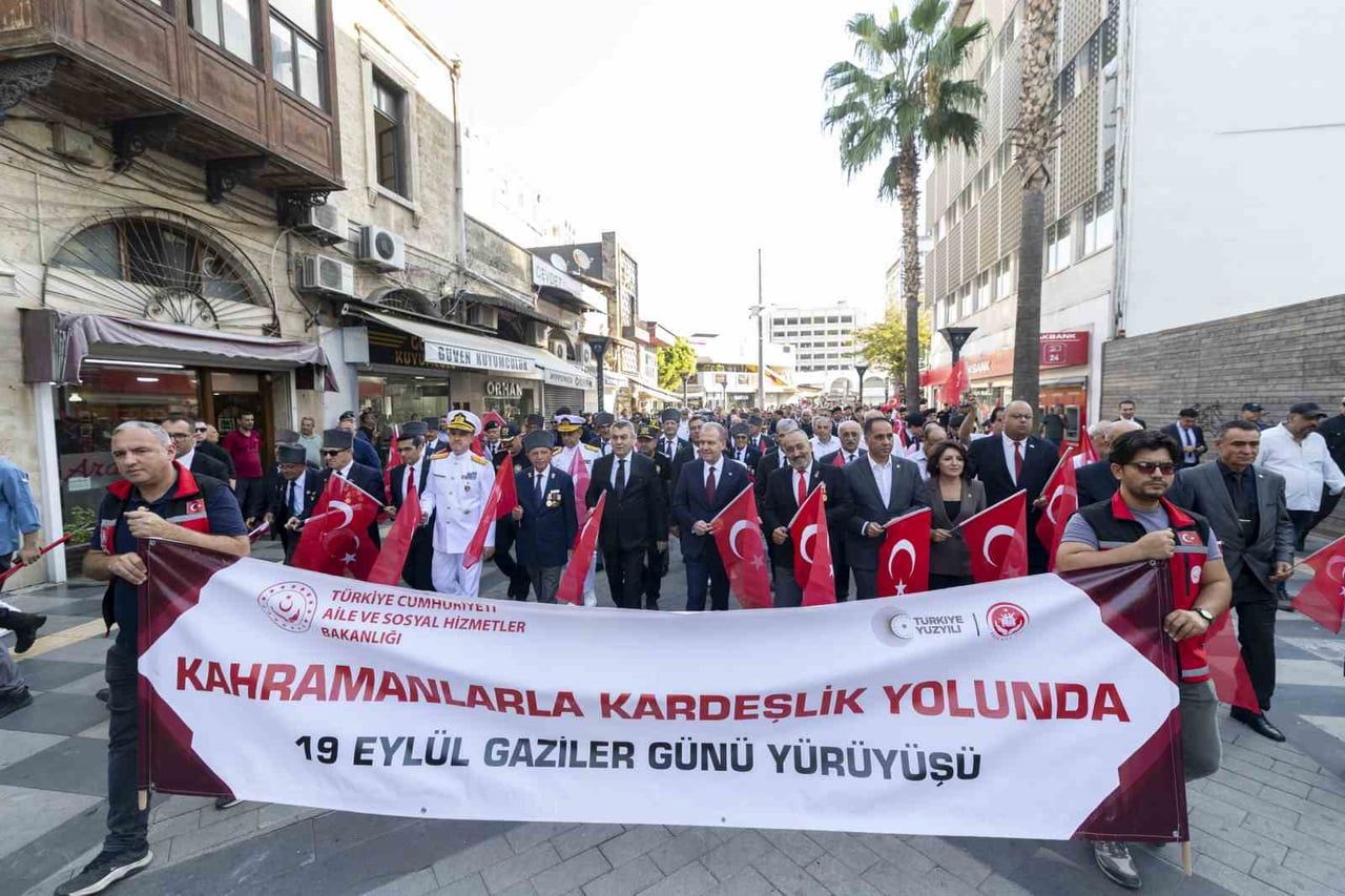 MERSİN’DE 19 EYLÜL GAZİLER GÜNÜ DOLAYISIYLA YÜRÜYÜŞ VE ANMA TÖRENİ DÜZENLENDİ. PROGRAM KAPSAMINDA...