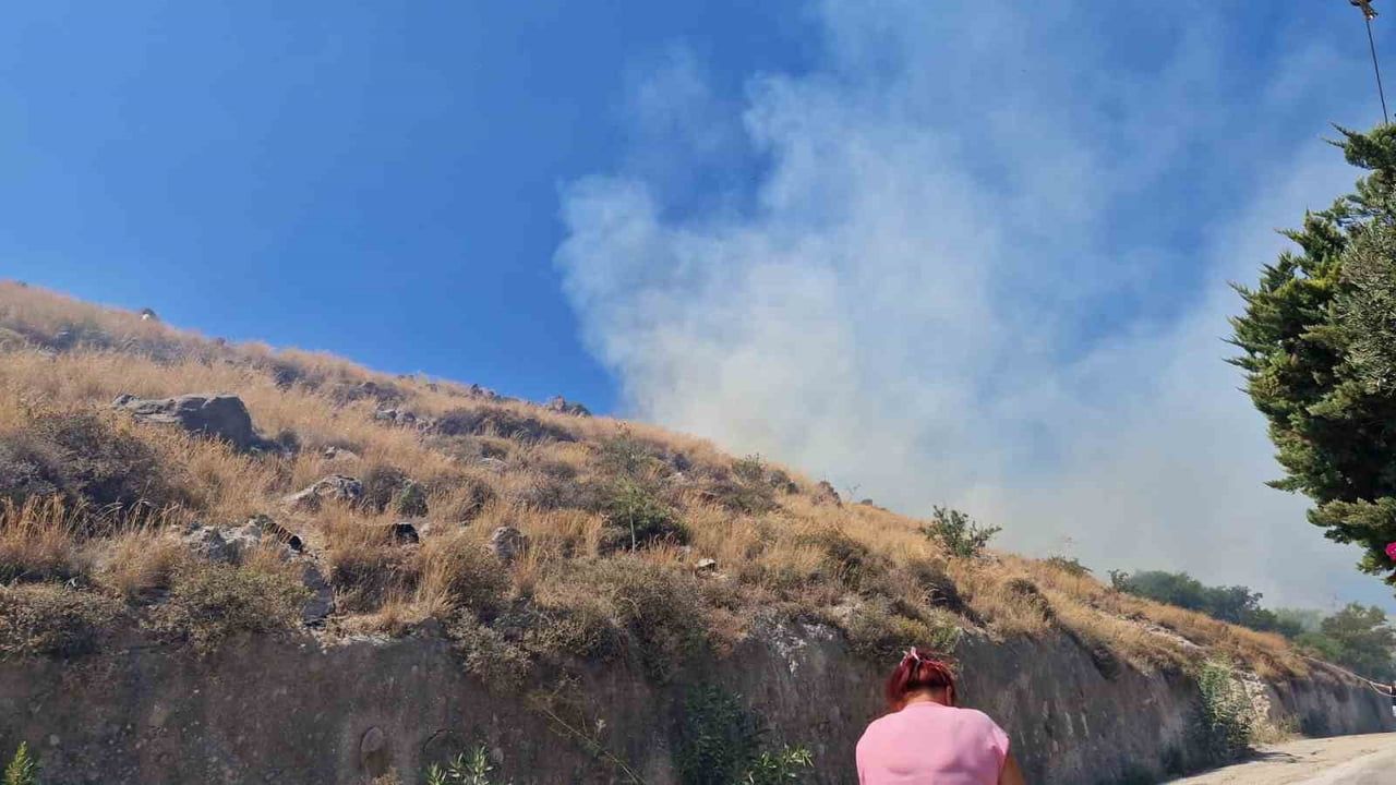 BODRUM’UN AKYARLAR MAHALLESİ’NDE OTLUK VE MAKİLİK ALANDA YANGIN BAŞLADI.