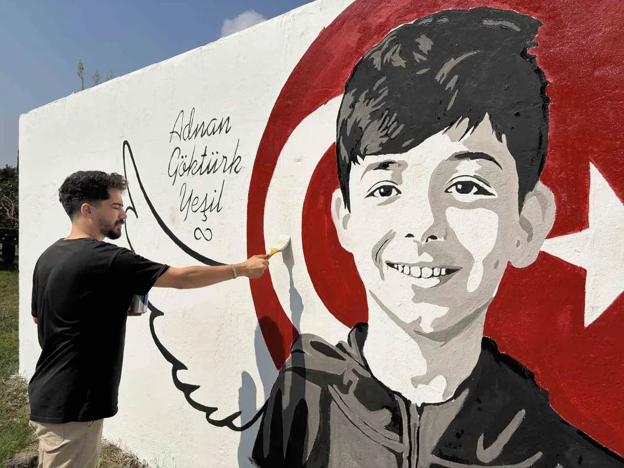 OKUL SALDIRISINDA HAYATINI KAYBEDEN ADNAN’IN PORTRESİ MEMLEKETİNDE DUVARA ÇİZİLDİ