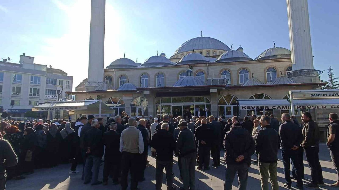 HAVZA KEVSER CAMİİ ÖNÜNDEN UMRECİ UĞURLAMA