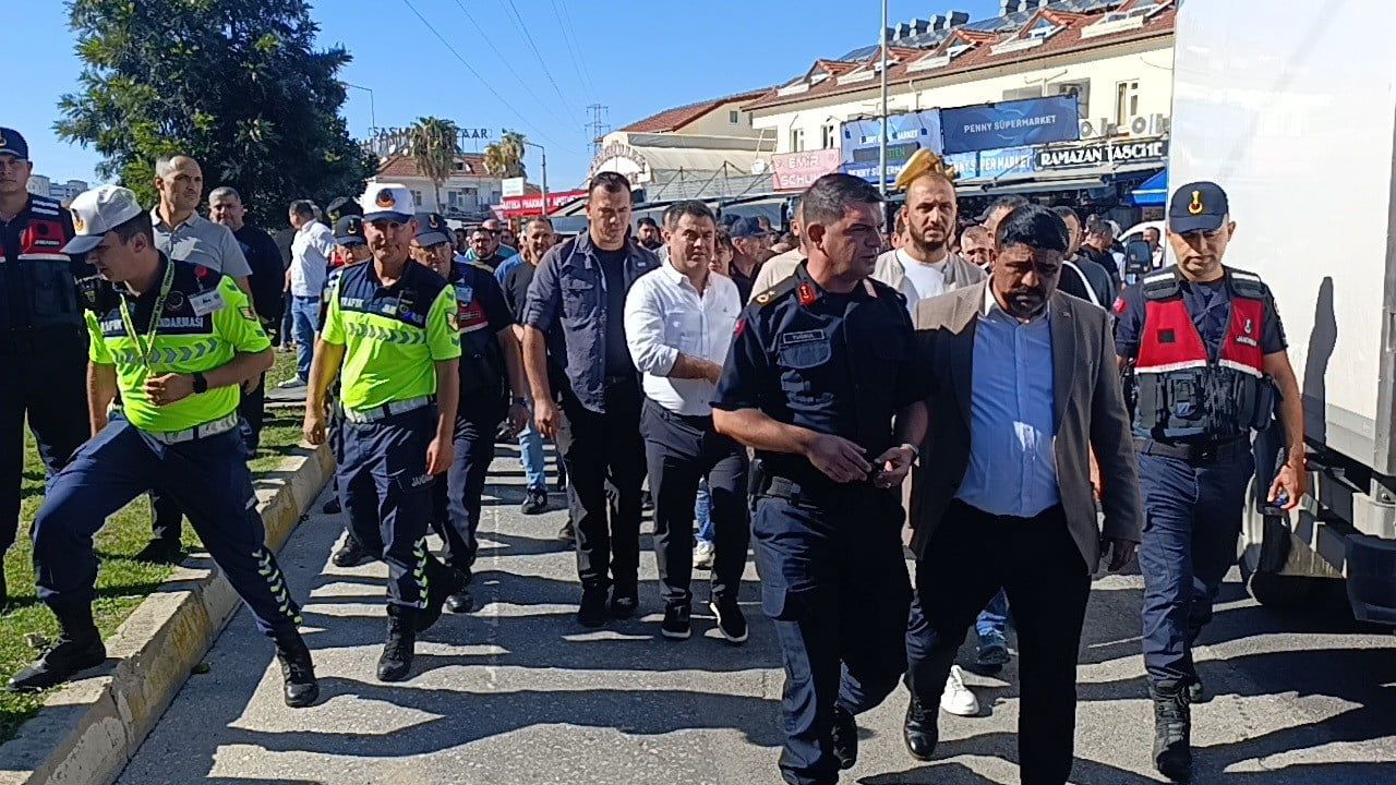 ANTALYA'NIN MANAVGAT İLÇESİNDE ÜNLÜ MARKALARIN TAKLİTLERİNİN SATILDIĞI GEREKÇESİYLE MARKALARIN...