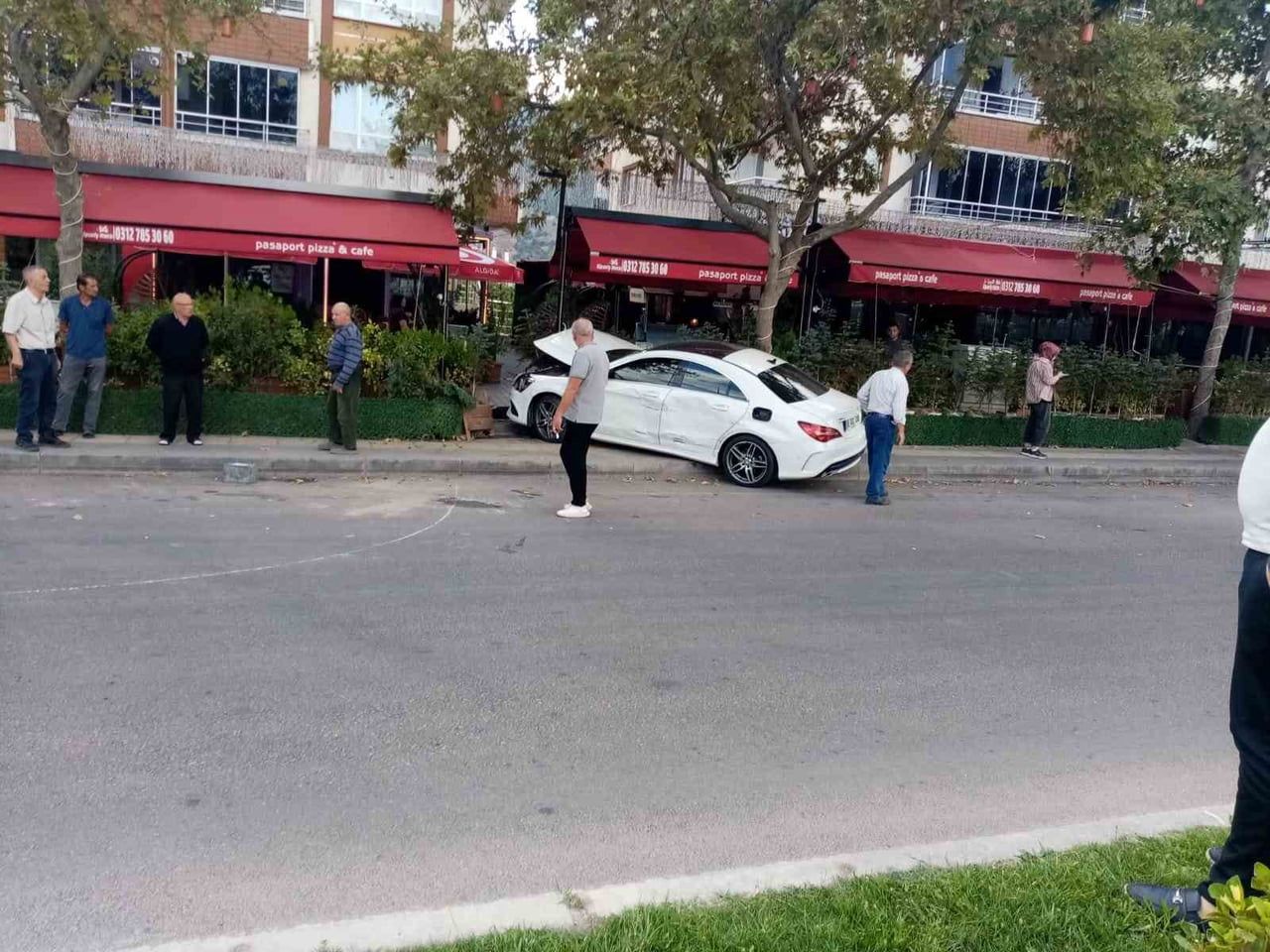 ANKARA’NIN NALLIHAN İLÇESİNDE BİR TIRIN 2 OTOMOBİLE ÇARPMASI SONUCU ZİNCİRLEME TRAFİK KAZASI...