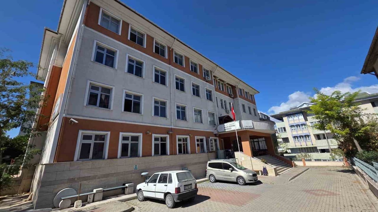 BANDIRMA HALK EĞİTİMİ MERKEZİ’NDE YENİ EĞİTİM DÖNEMİ ÇALIŞMALARI HIZ KAZANDI