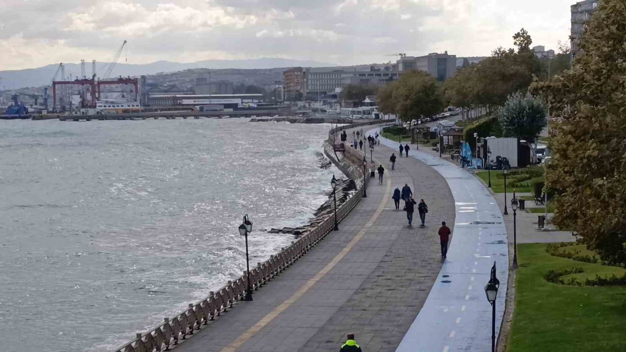 TEKİRDAĞ'IN SÜLEYMANPAŞA İLÇESİNDE ŞİDDETLİ POYRAZ ETKİLİ OLUYOR. KENTTE HAVA SICAKLIĞI 19 DERECE...