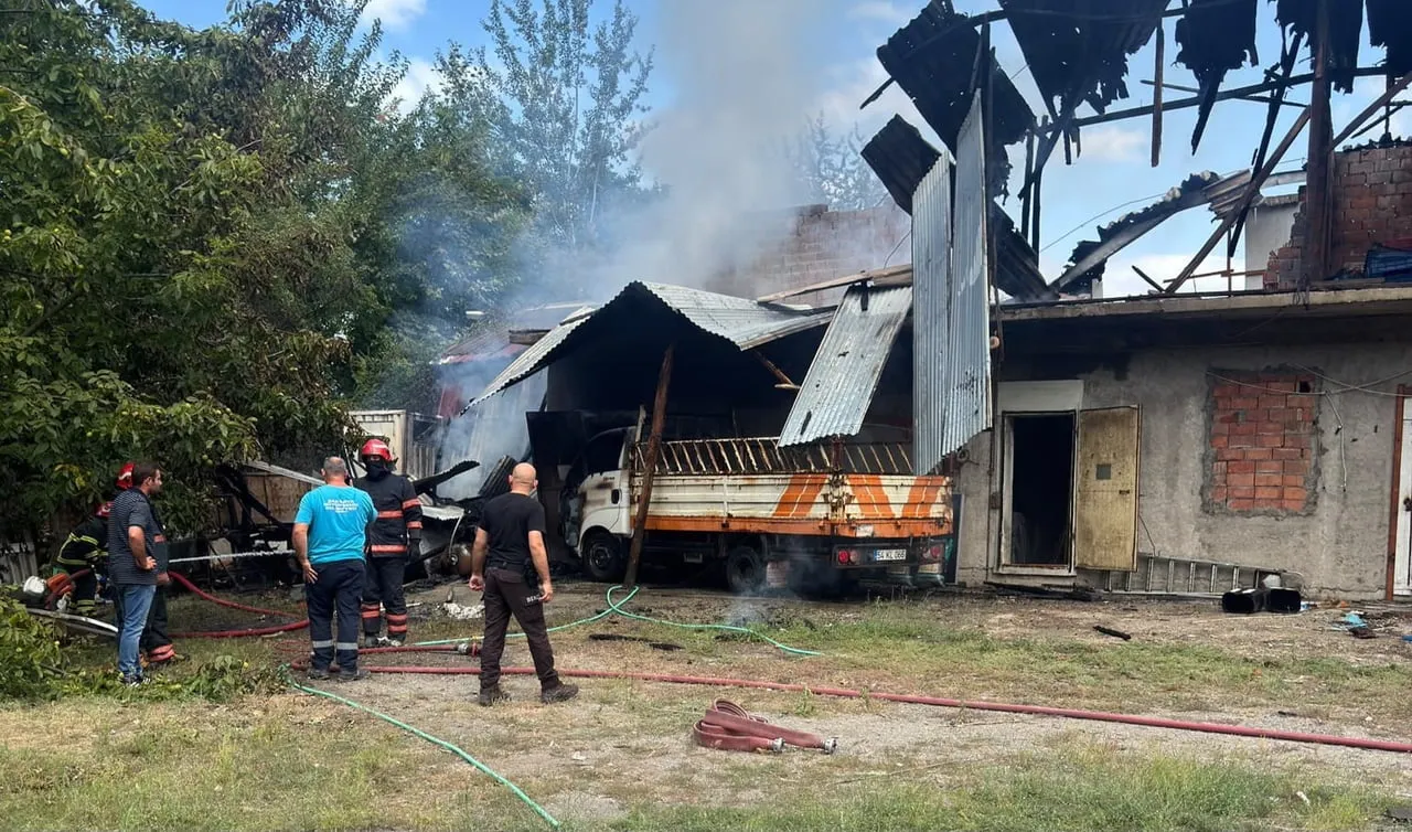 SAKARYA’NIN SAPANCA İLÇESİNDE DEPO OLARAK KULLANILAN YAPIDA ÇIKAN YANGIN PANİĞE SEBEP OLDU. KISA...