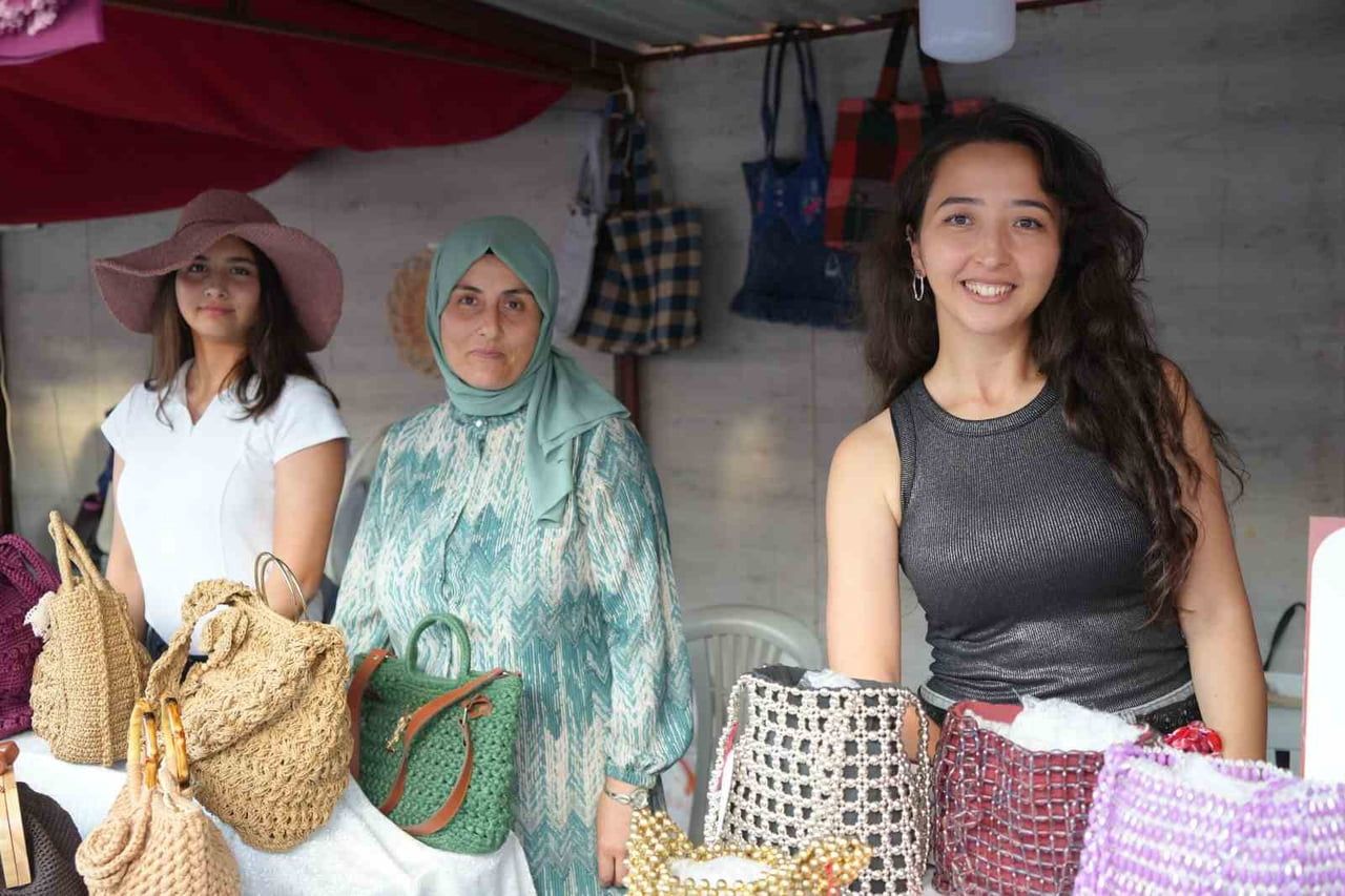 KADIN EMEĞİ FESTİVALİ’NİN 5’İNCİ GÜNÜNDE, KADIN ÜRETİCİLERİN EL EMEĞİYLE HAZIRLADIĞI ÜRÜNLER...