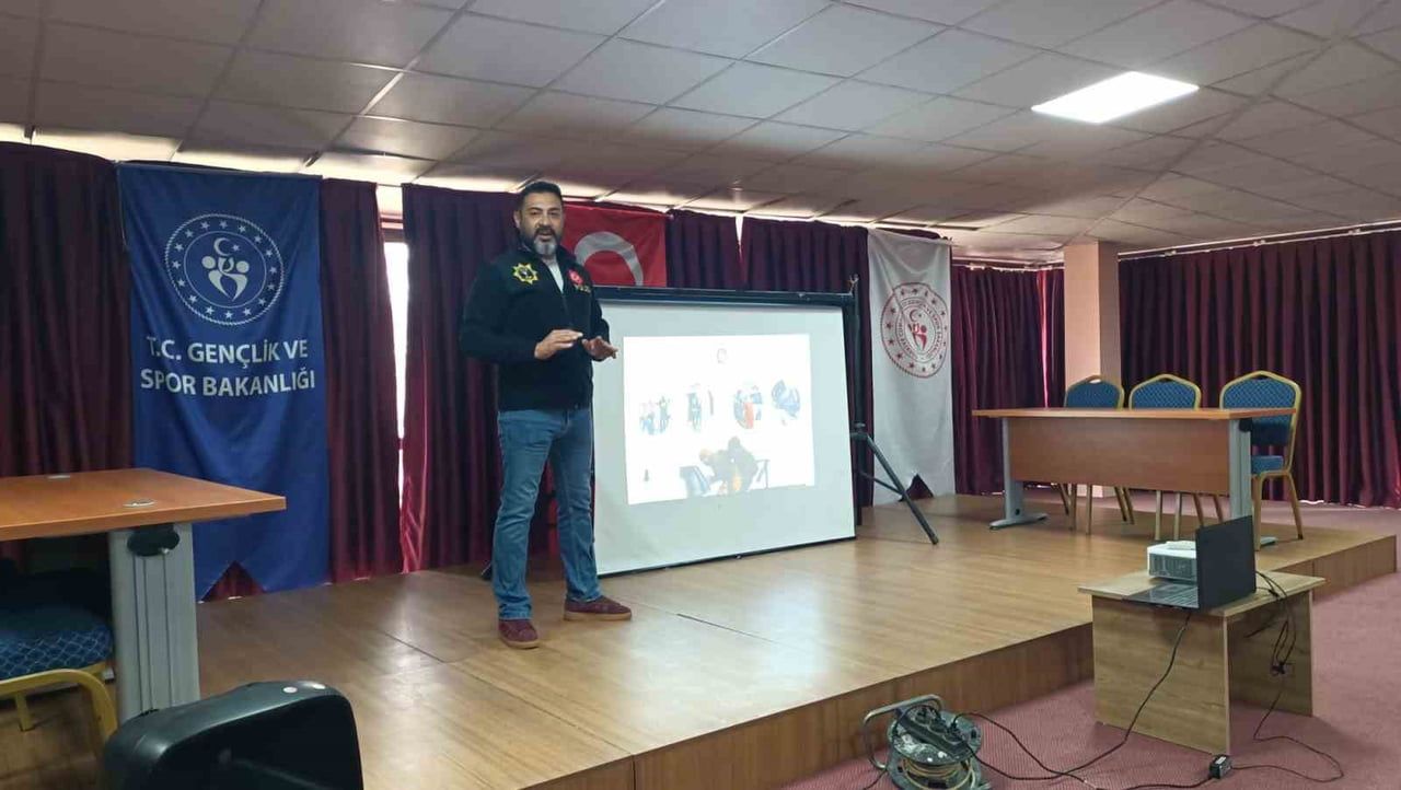 KONYA’NIN HÜYÜK İLÇESİNDE, UYUŞTURUCU VE MADDE BAĞIMLILIĞIYLA MÜCADELEDE AİLELERİN ROLÜNE DİKKAT...
