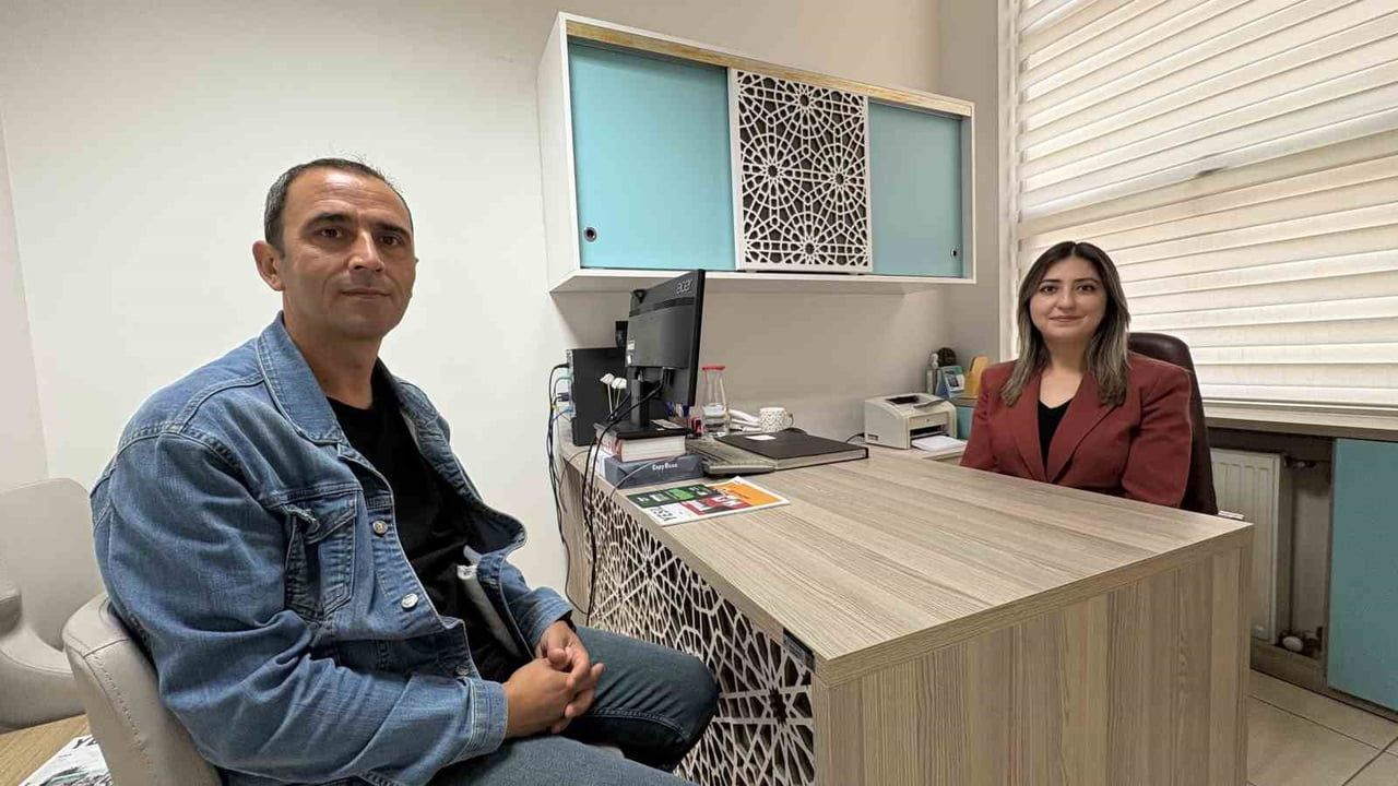 SİGARAYI BIRAKAN HASTA OKAN ATEŞ VE AİLE HEKİMLİĞİ UZMANI DR. NAZLI HACER KISA