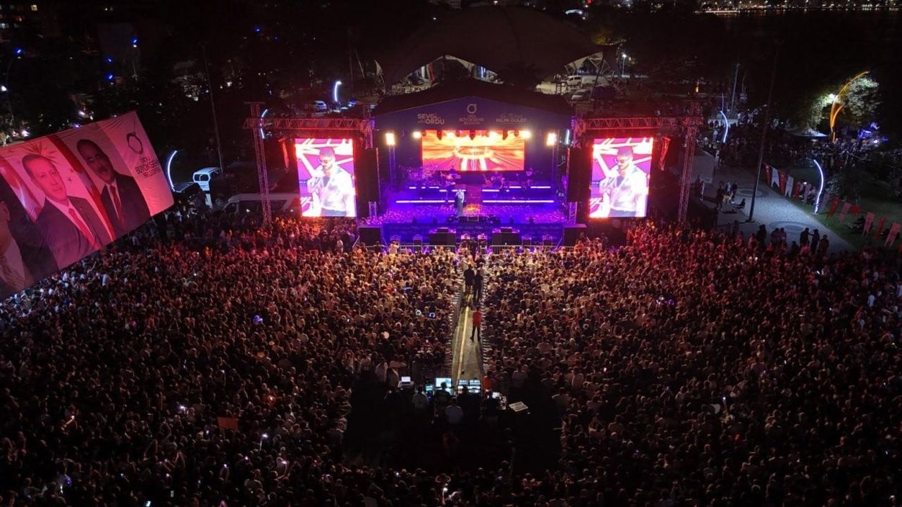 SEMİCENK, DÜZENLENEN KONSERDE HEMŞEHRİLERİYLE BULUŞTU.