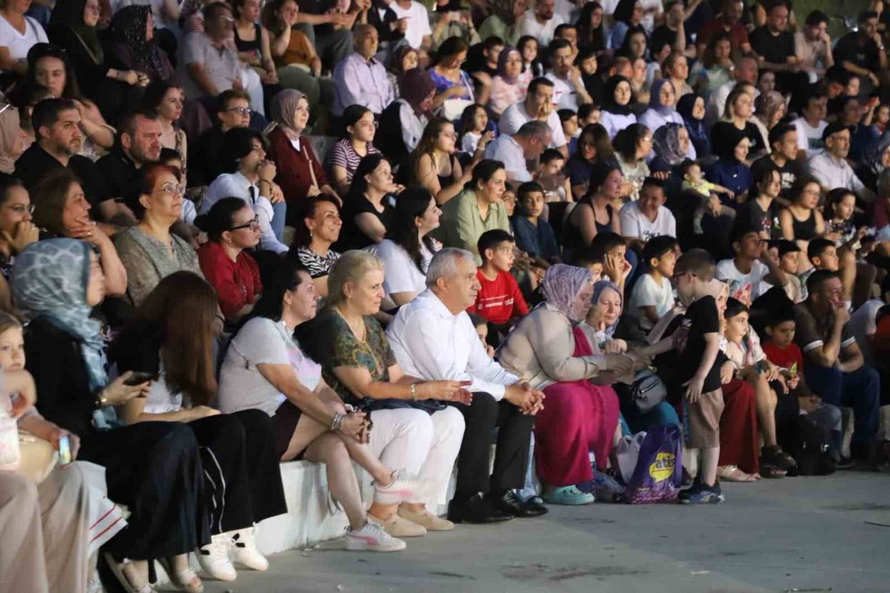 TURGUTLU BELEDİYESİNİN DÜZENLEDİĞİ GENÇLİK ŞÖLENİ, MÜZİK DİNLETİLERİ VE HALK OYUNLARI...