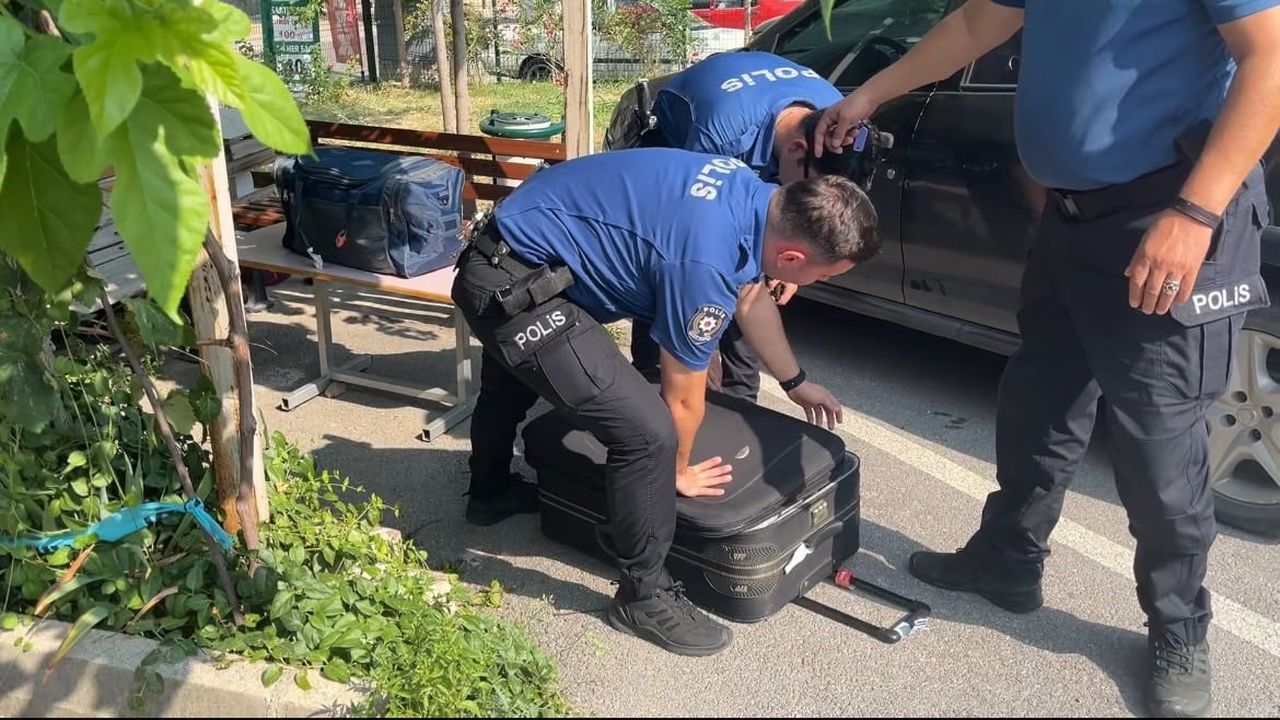 BURSA'DA VALİLİK EK HİZMET BİNASI KARŞISINDAKİ AÇIK OTOPARKTA BULUNAN İKİ ADET ŞÜPHELİ VALİZ...