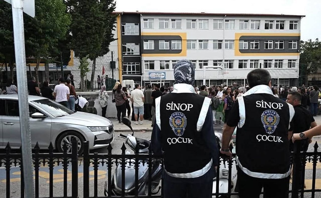 SİNOP’TA ÖĞRENCİLERİN GÜVENLİĞİNİ SAĞLAMAK AMACIYLA OKUL SERVİSLERİ VE OKUL ÇEVRELERİNE YÖNELİK...
