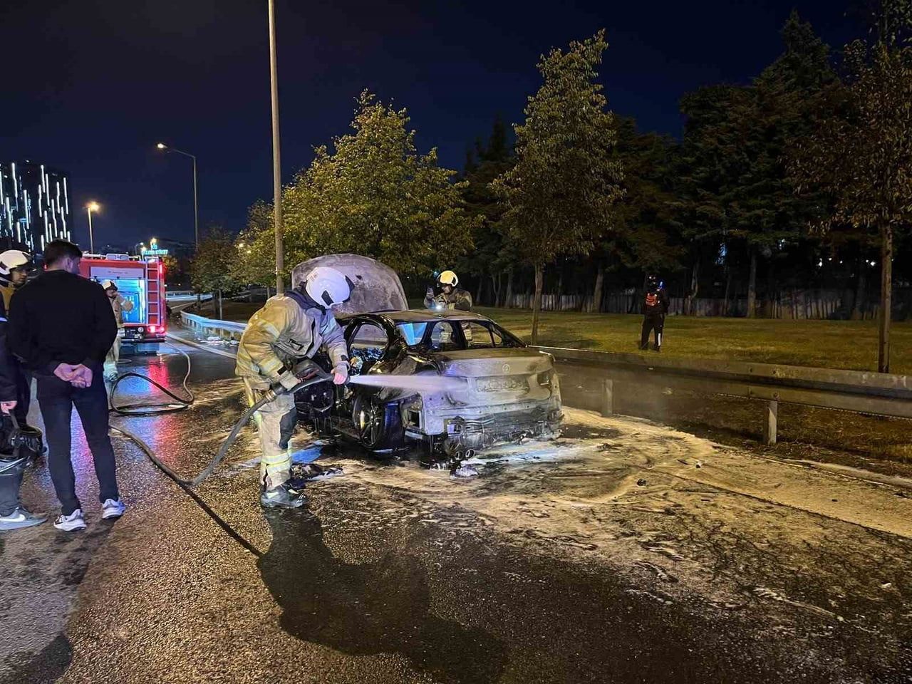 İSTANBUL BAKIRKÖY’DE YOL ÜZERİNDE BİR OTOMOBİL BİLİNMEYEN NEDENLE ALEV ALEV YANDI. YANGIN, İTFAİYE...