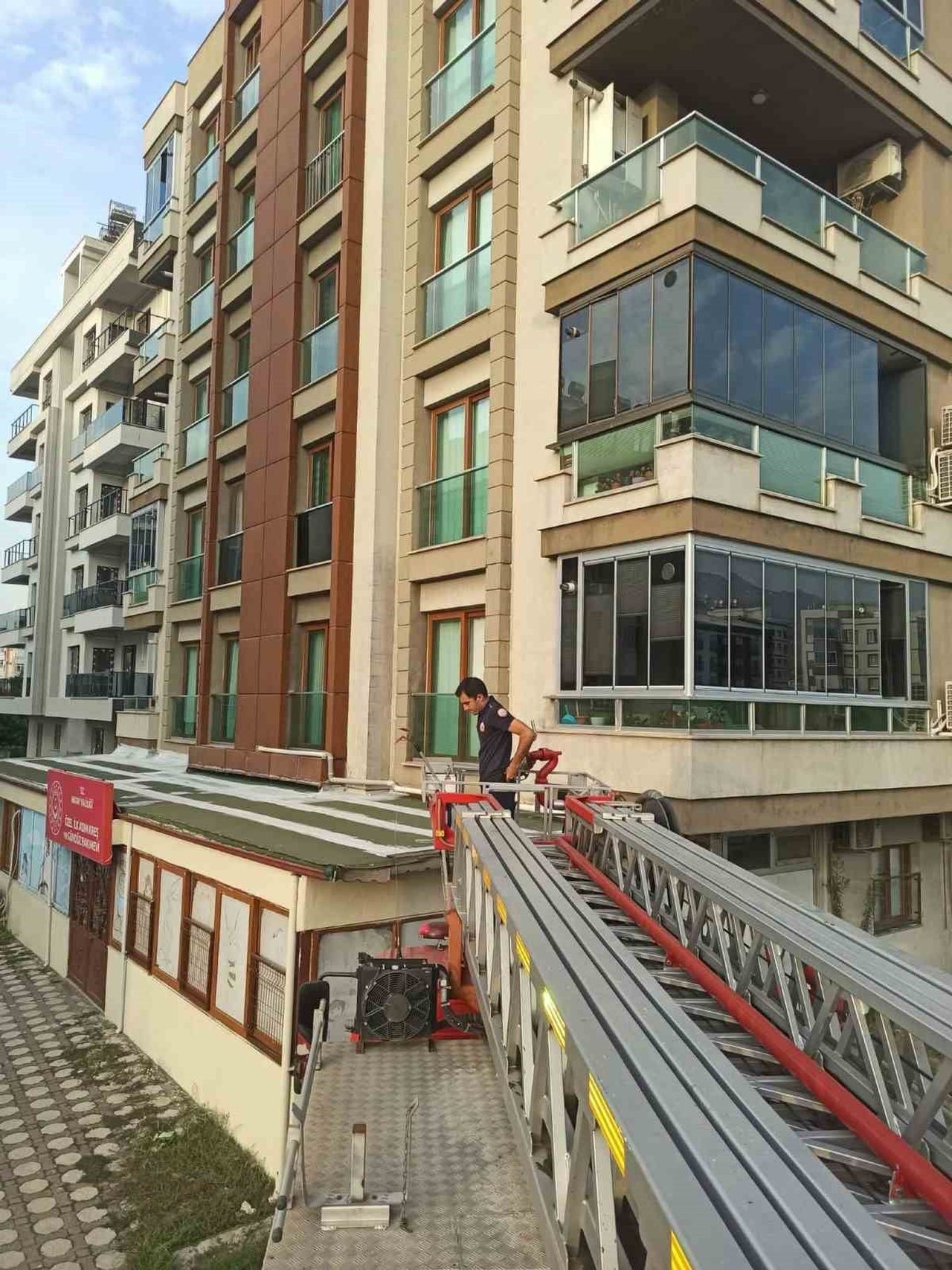 PAYAS’TA BALKON BOŞLUĞUNDA MAHSUR KALAN GÜVERCİN, İTFAİYE EKİPLERİ TARAFINDAN KURTARILARAK SERBEST...