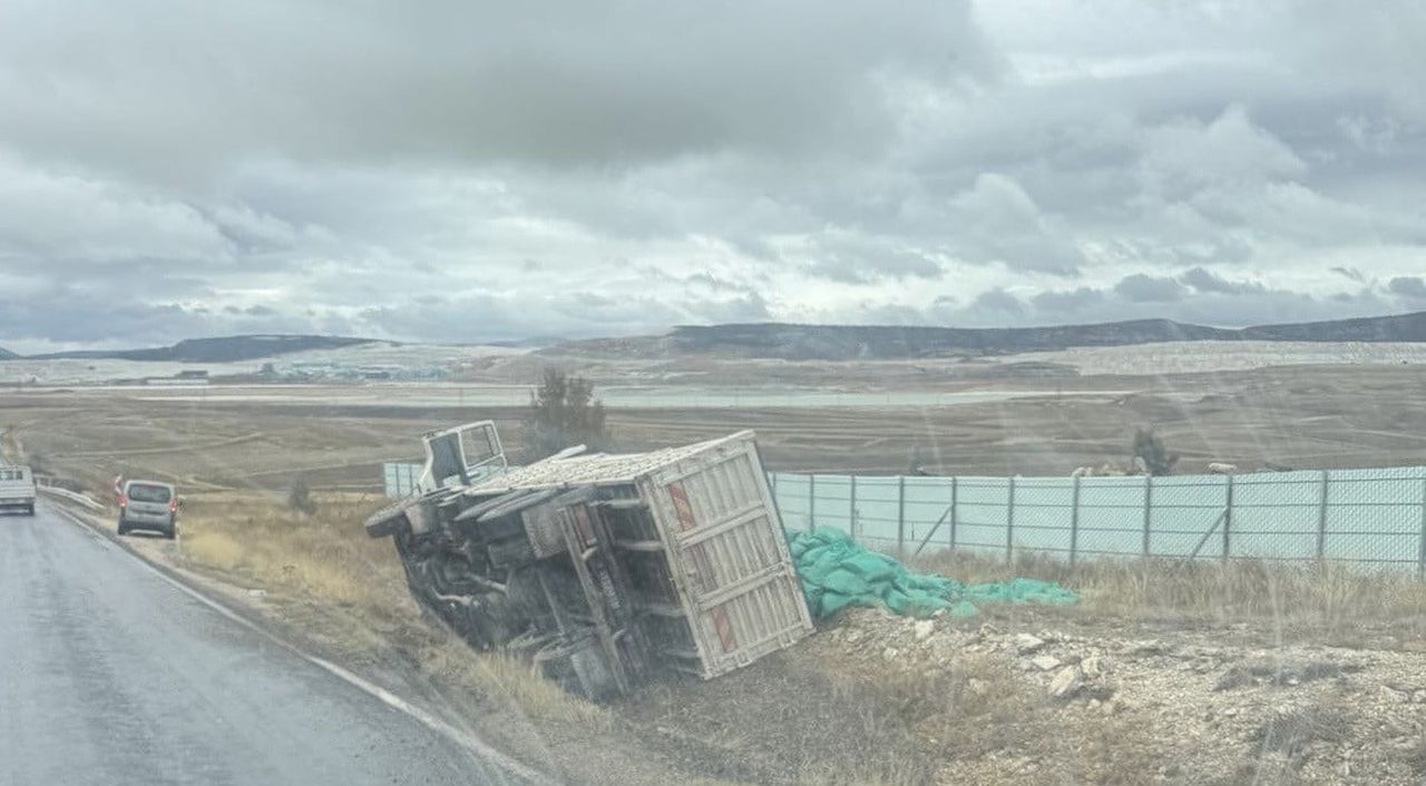ESKİŞEHİR'DE KONTROLDEN ÇIKARAK ŞARAMPOLE DEVRİLEN KAMYONDAKİ ÇUVALLAR ÇEVREYE SAÇILDI.