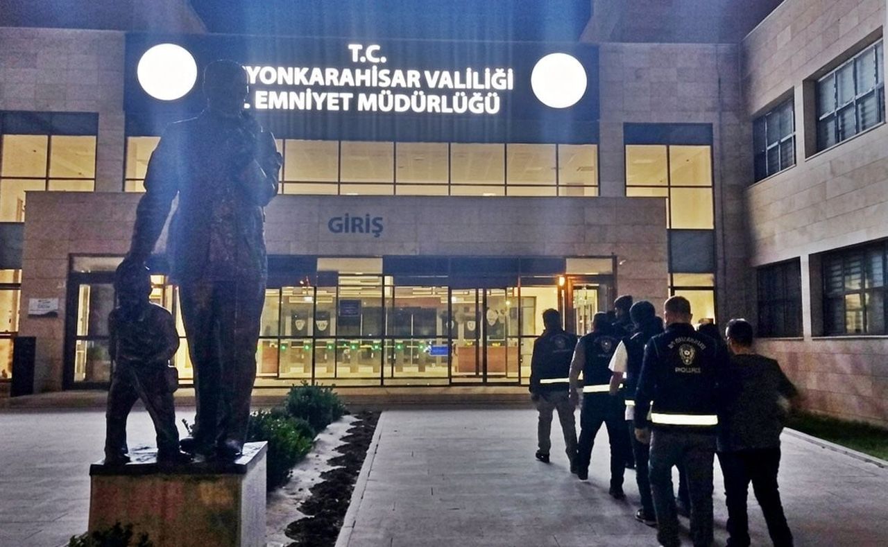 AFYONKARAHİSAR'DA SANAYİDEKİ BİR DÜKKANA TAMİR İÇİN BIRAKILAN OTOMOBİLİ ÇALAN ŞAHISLAR POLİSİN...