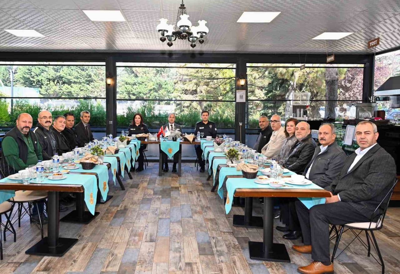 ESKİŞEHİR'DE EMEKLİ EMNİYET PERSONELİ ONURUNA VEDA YEMEĞİ PROGRAMI GERÇEKLEŞTİRİLDİ.