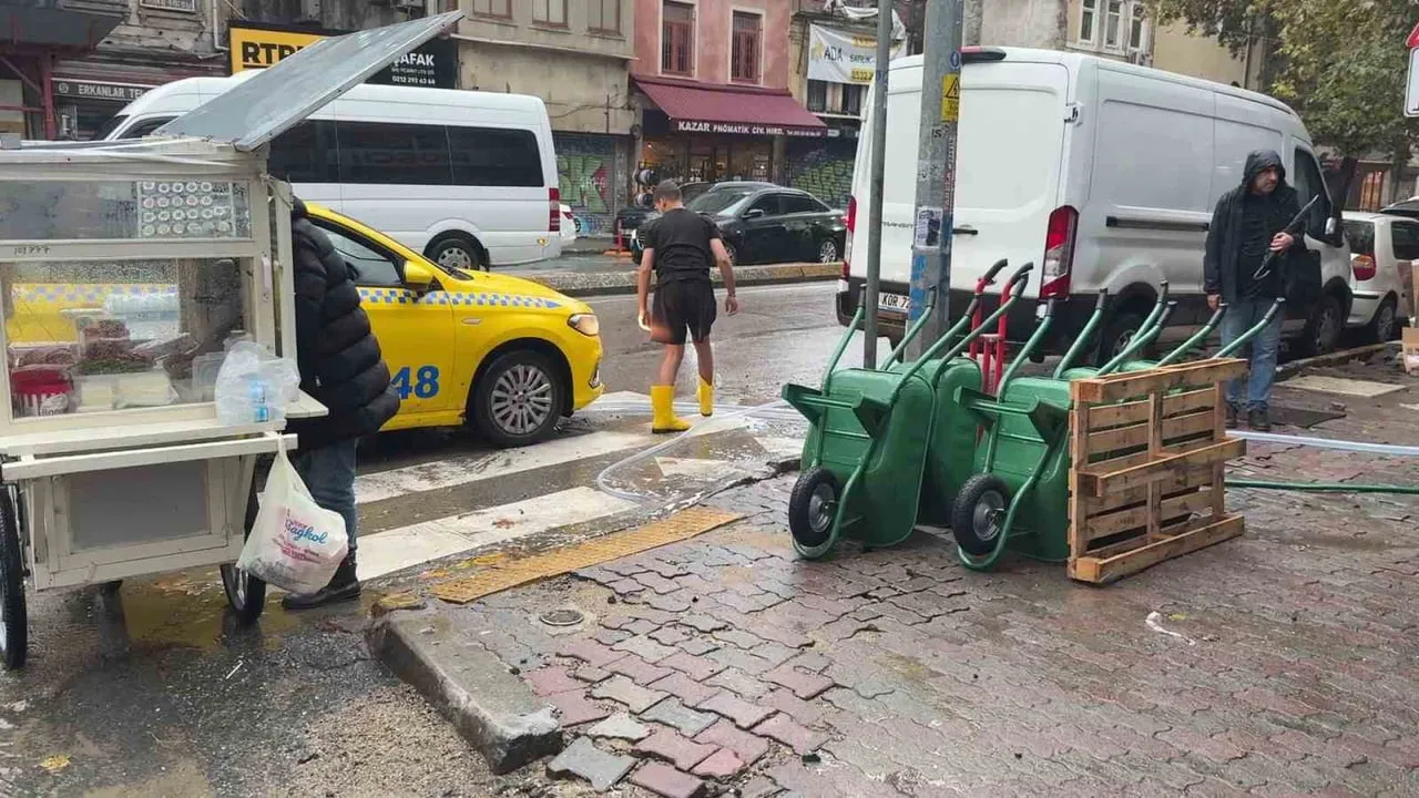 BEYOĞLU'NDA ETKİLİ OLAN SAĞANAK YAĞIŞ NEDENİYLE SU BASKINLARI YAŞANDI.