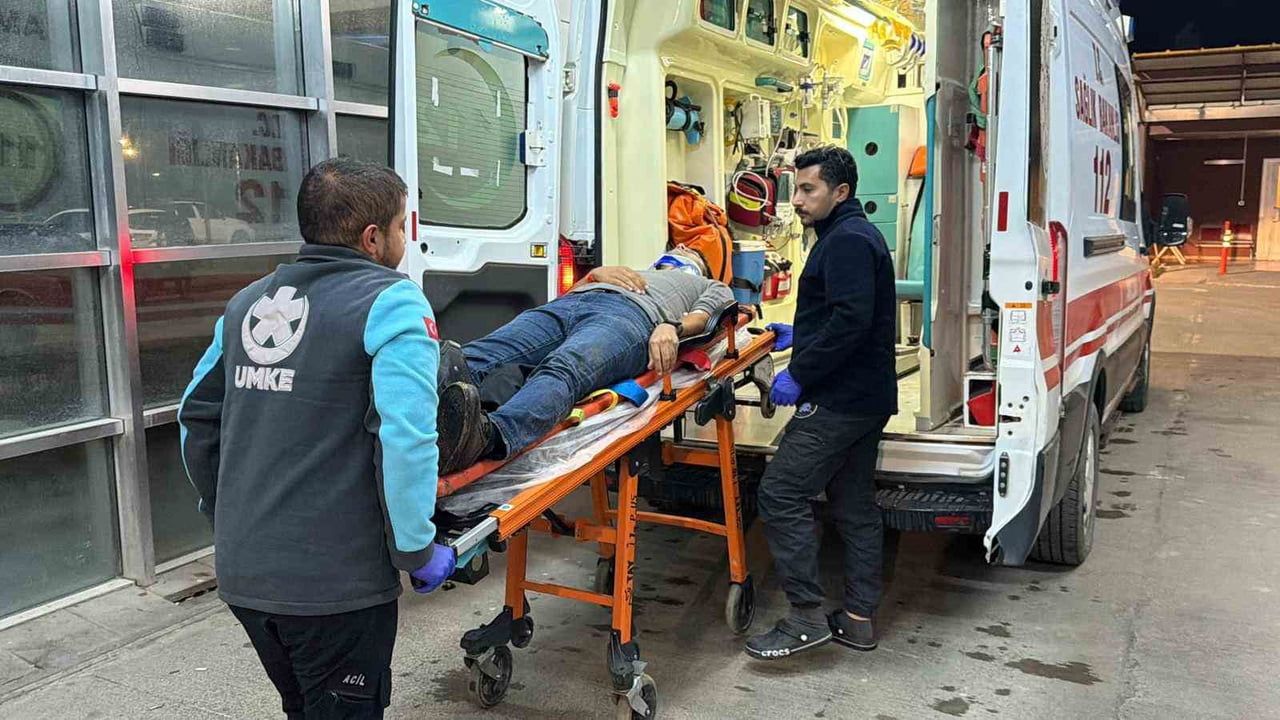 ADIYAMAN’DA, YAĞMUR YAĞIŞI NEDENİYLE ISLANAN YOLDA DEVRİLEN MOTOSİKLETİN SÜRÜCÜSÜ...