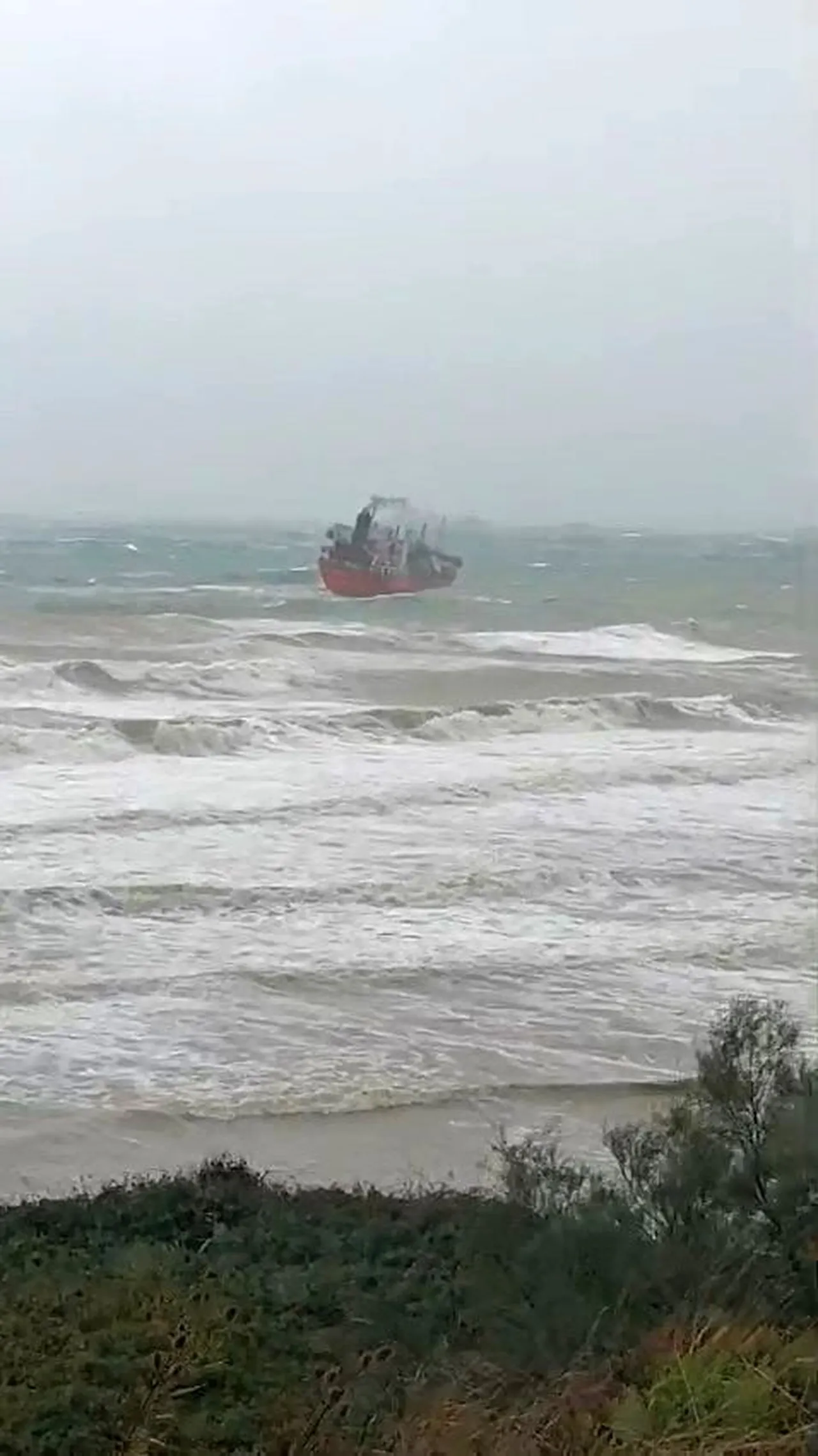 SARIYER'DE ŞİDDETLİ FIRTINADA SÜRÜKLENEN LPG TANKERİ BÖYLE GÖRÜNTÜLENDİ