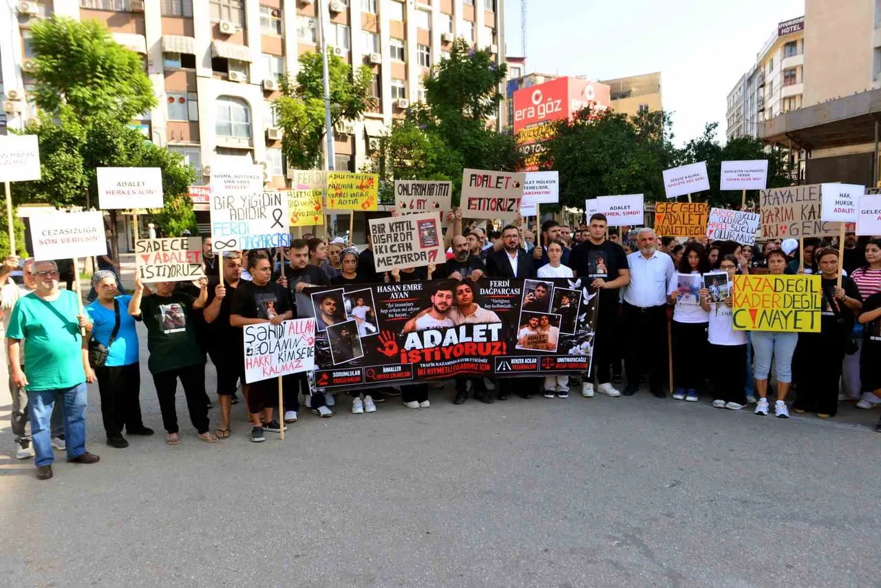 ADANA'DA TERS ŞERİTTEN HIZLA GELEREK MOTOSİKLETE ÇARPIP 2 GENCİN ÖLÜMÜNE YOL AÇAN SÜRÜCÜNÜN...
