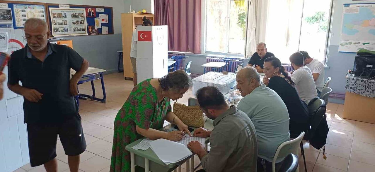YALOVA'NIN ÇINARCIK İLÇESİNE BAĞLI KOCADERE KÖYÜNDE, GERÇEKLEŞTİRİLEN REFERANDUMDA VATANDAŞLAR...