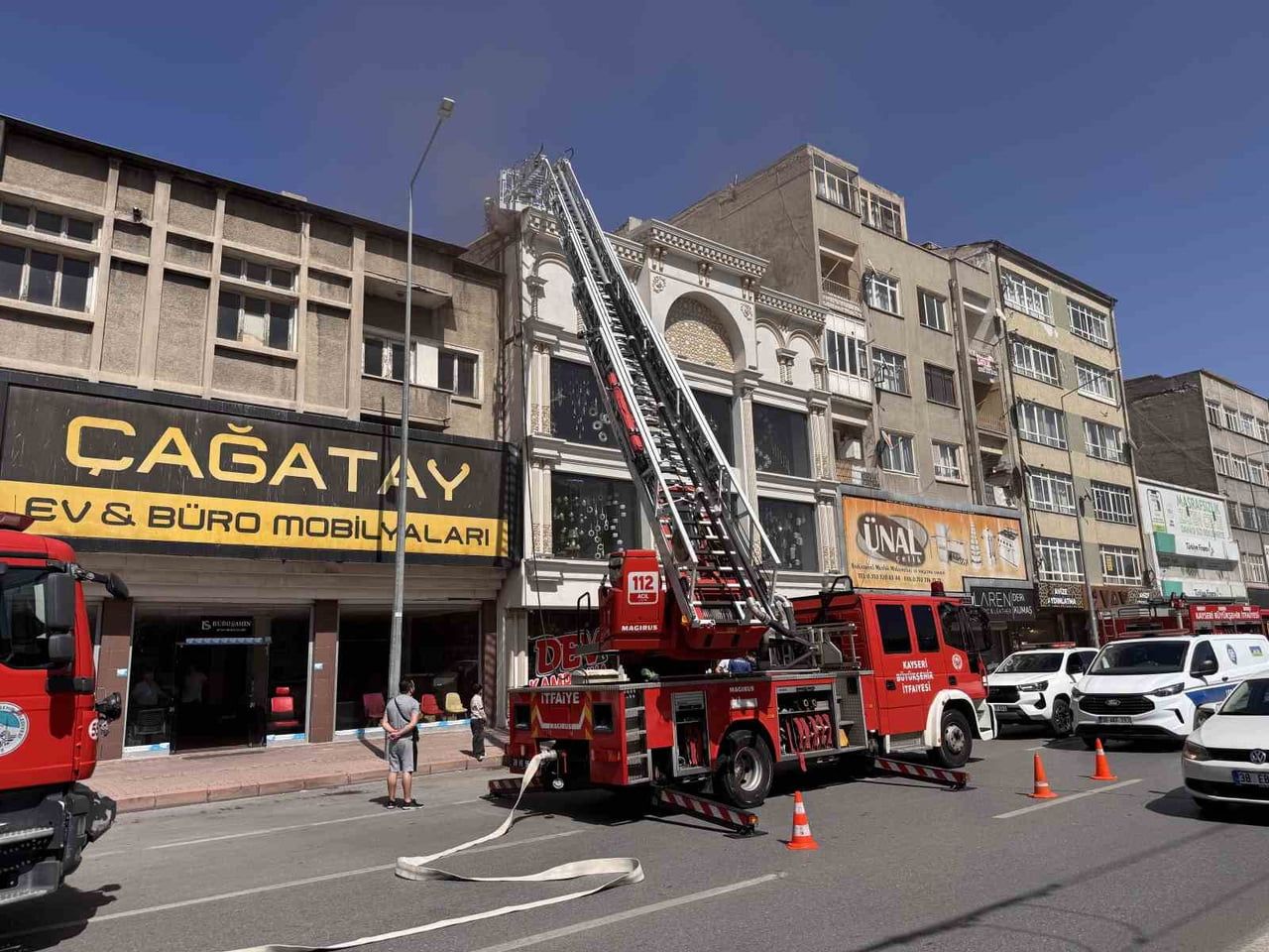 KAYSERİ’NİN KOCASİNAN İLÇESİNDE BİR AVİZE İMALATHANESİNİN ÇATI KISIMDA ÇIKAN YANGIN İTFAİYE...