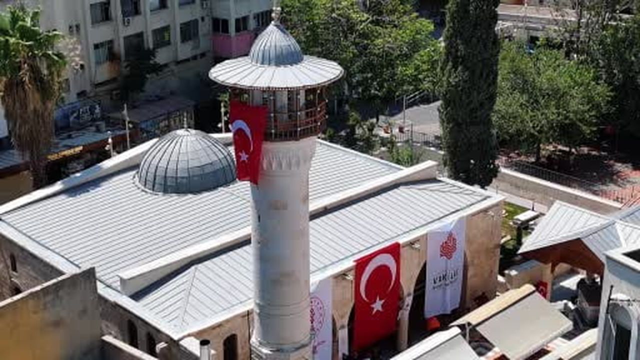 Depremde hasar alan tarihi Ömeriye Cami yeniden ibadete açıldı