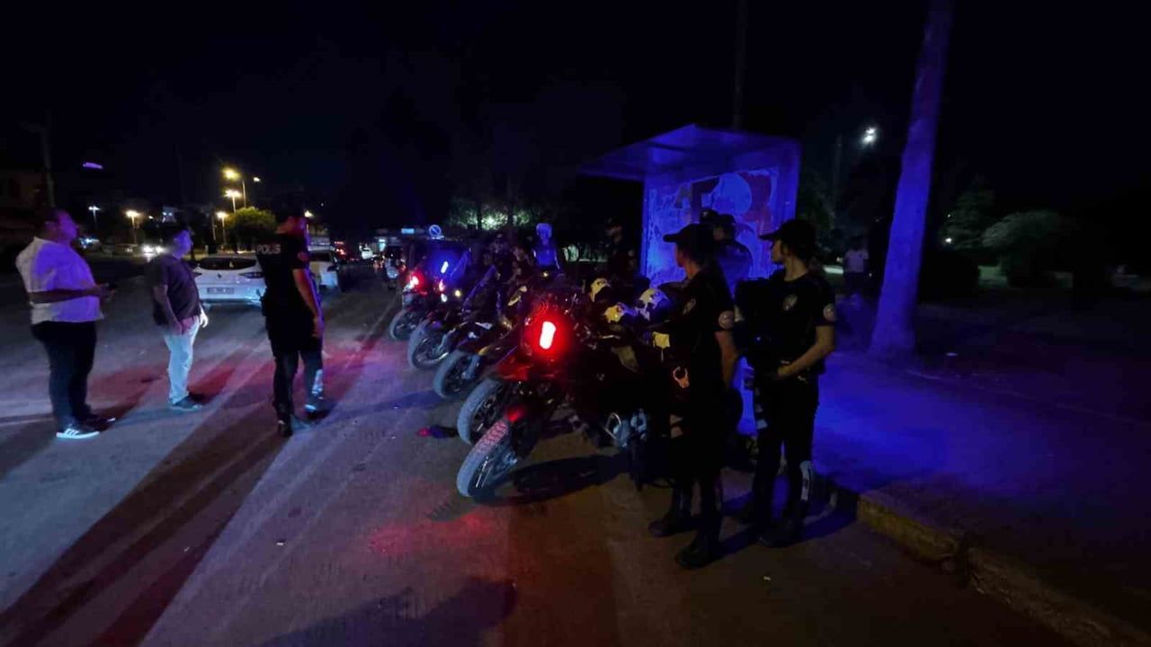 ADANA’DA POLİS EKİPLERİNİN GERÇEKLEŞTİRDİĞİ “HUZUR VE GÜVEN” UYGULAMASINDA ÇEŞİTLİ SUÇLARDAN...